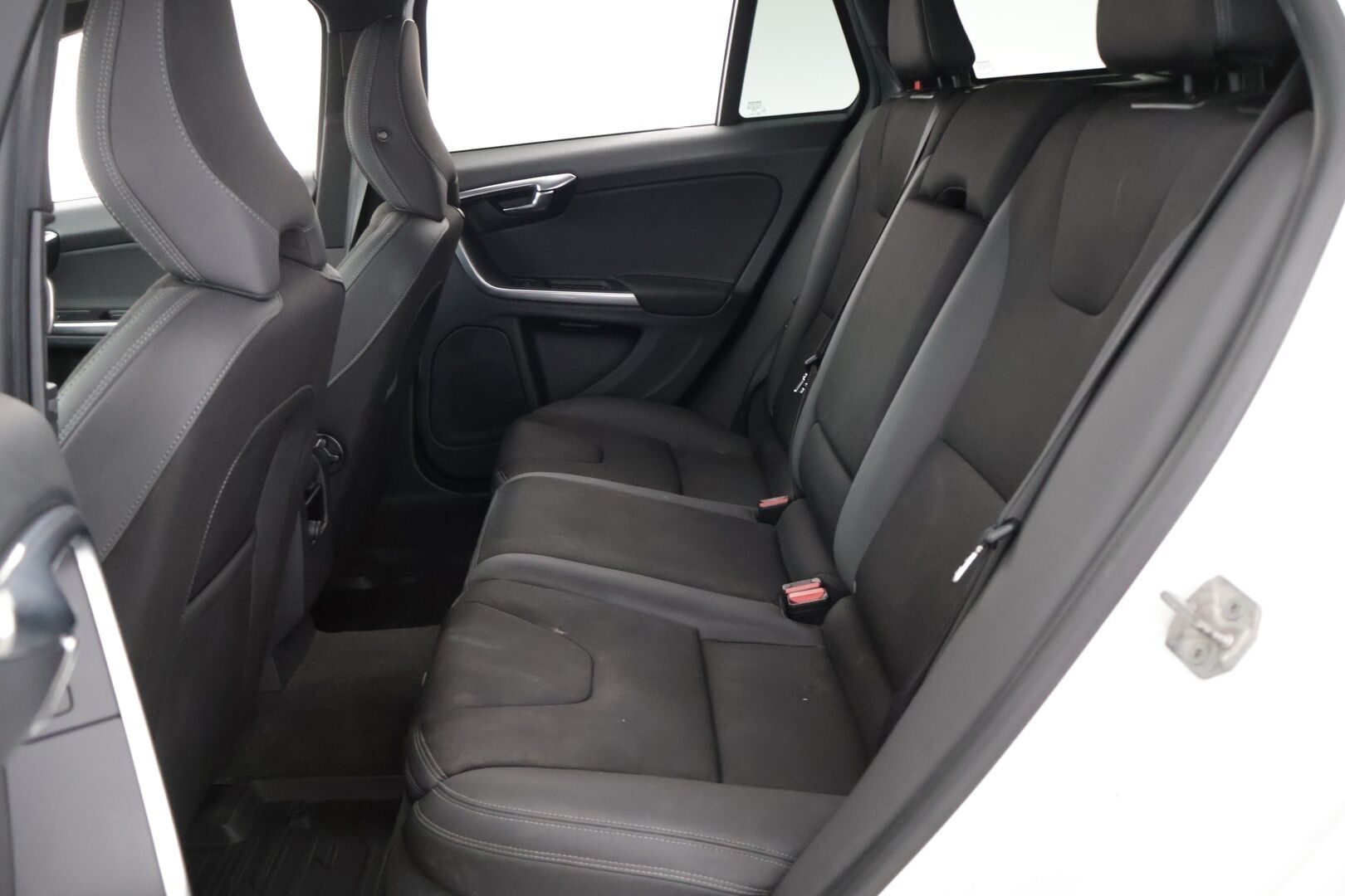 Volvo V60 2014 D4 Business - Vetokoukku | Webasto | Vakkari | Tutka | Navi