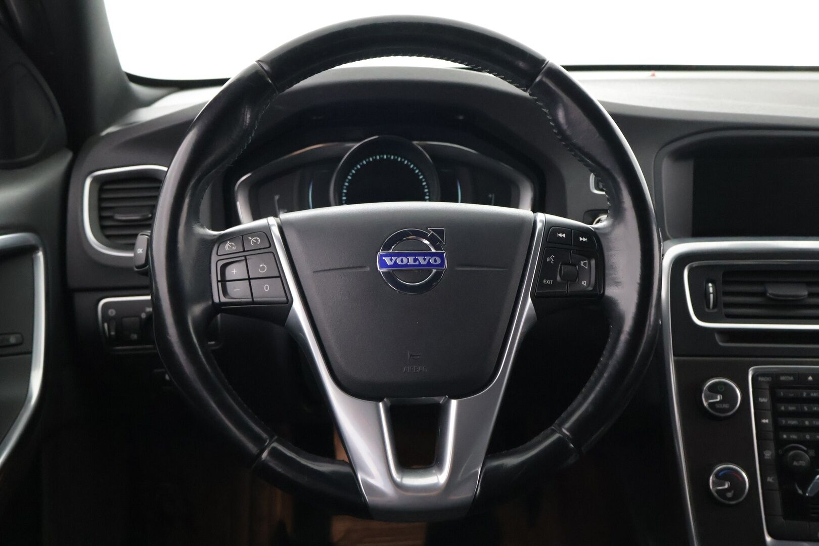 Volvo V60 2014 D4 Business - Vetokoukku | Webasto | Vakkari | Tutka | Navi