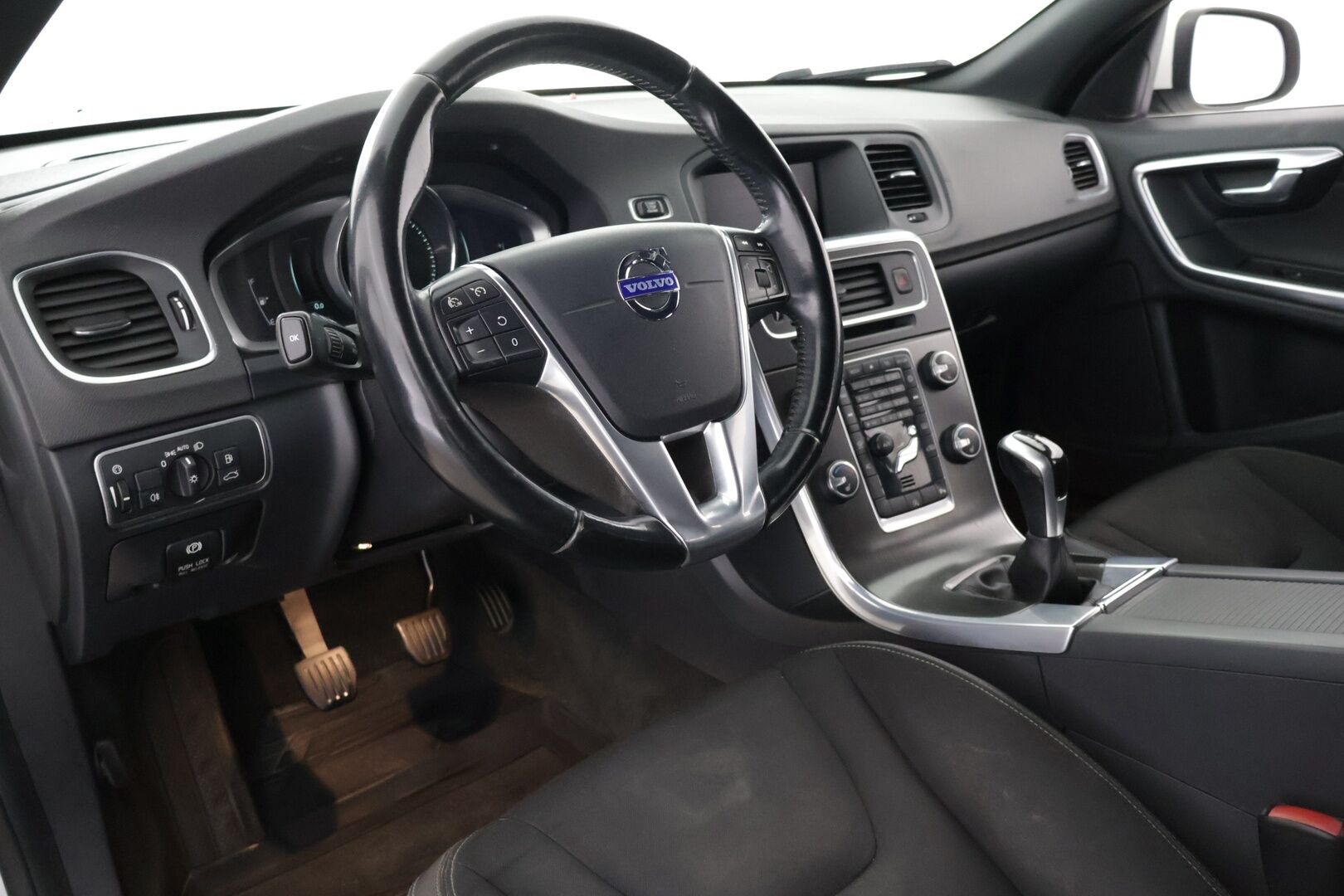 Volvo V60 2014 D4 Business - Vetokoukku | Webasto | Vakkari | Tutka | Navi