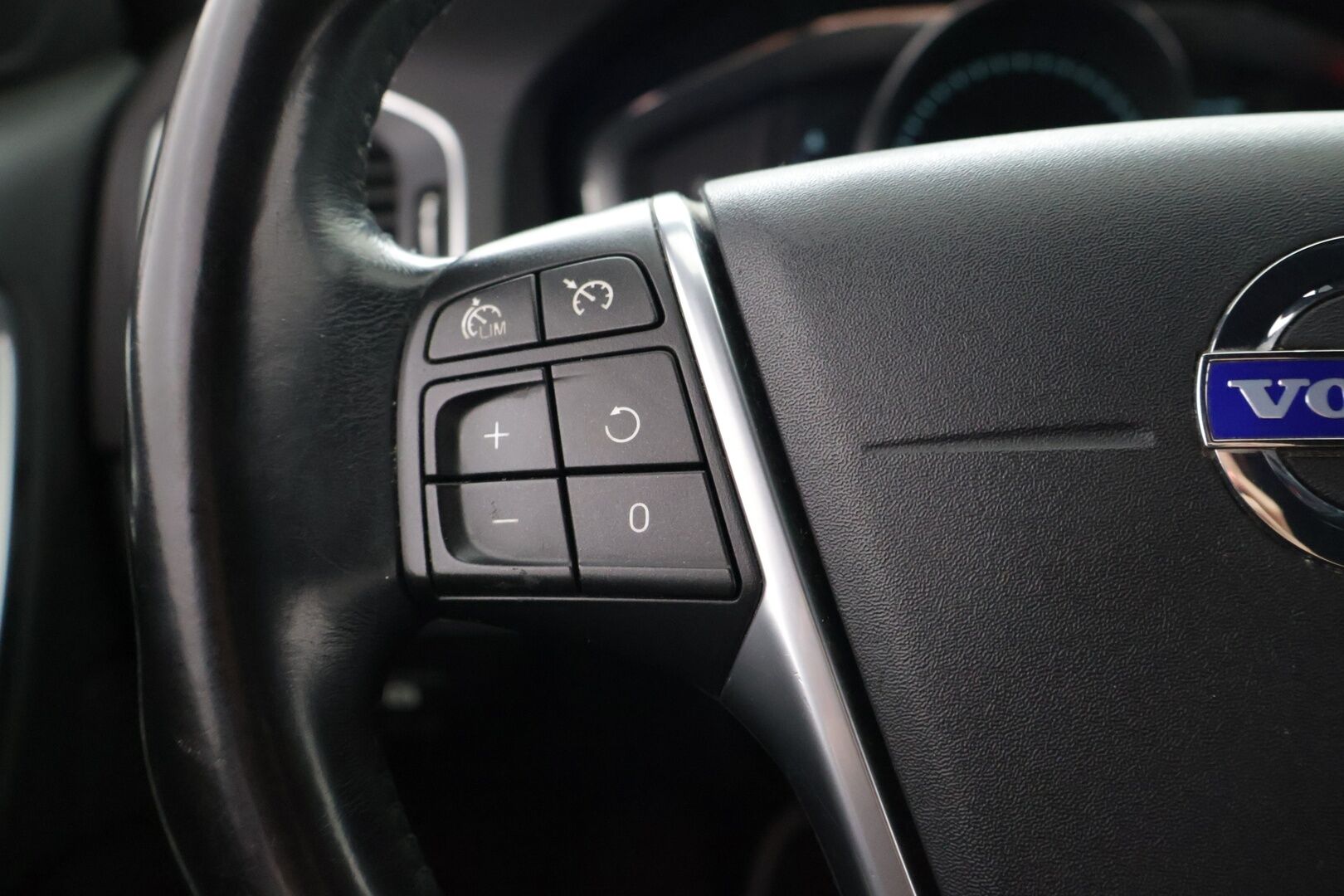 Volvo V60 2014 D4 Business - Vetokoukku | Webasto | Vakkari | Tutka | Navi