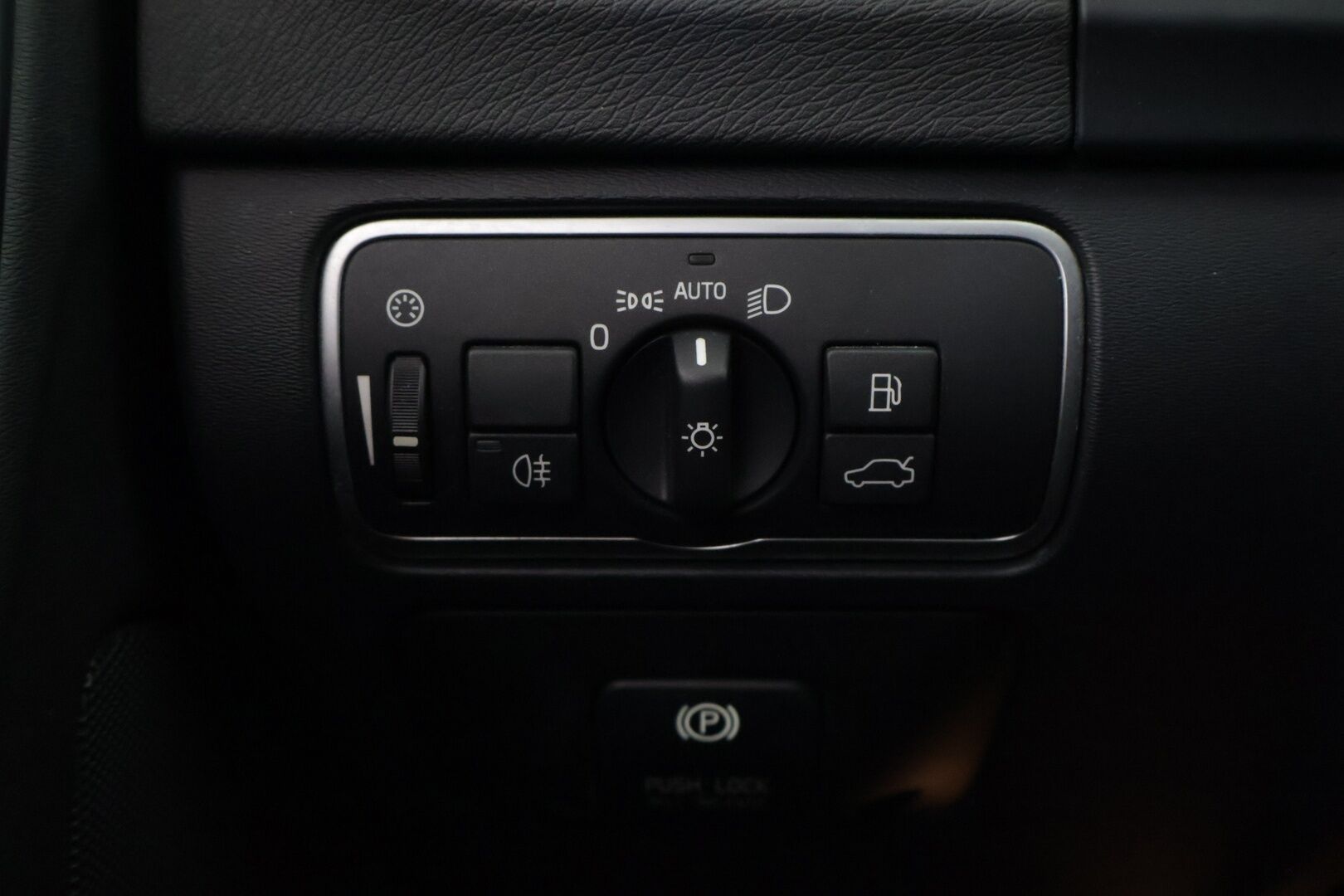 Volvo V60 2014 D4 Business - Vetokoukku | Webasto | Vakkari | Tutka | Navi