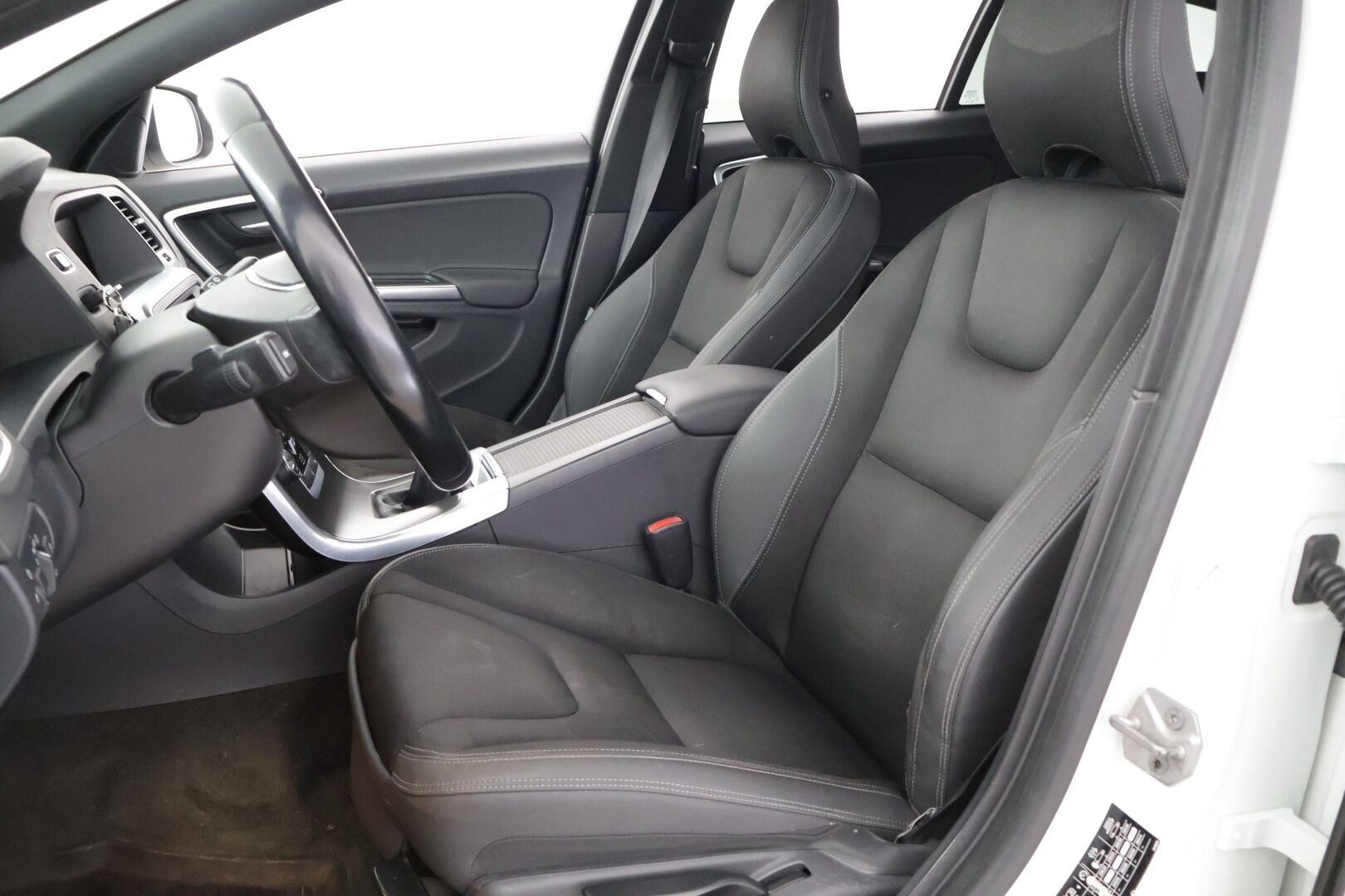 Volvo V60 2014 D4 Business - Vetokoukku | Webasto | Vakkari | Tutka | Navi