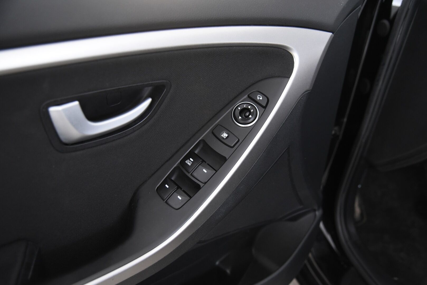 Hyundai i30 5d 2014 1,6 GDI 6AT Comfort Plus / Koukku / Vakkari / Lohkolämmitin / Ratinlämmitin - 2-Om Suomi-auto / Siisti huoltohistoria & hiljattain huollettu / 2x vanteet hyvillä renkailla! 