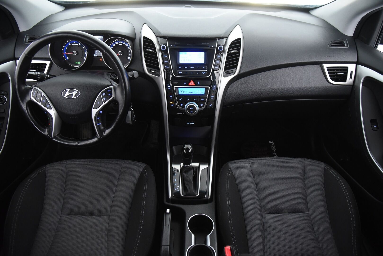 Hyundai i30 5d 2014 1,6 GDI 6AT Comfort Plus * Koukku / Vakkari / Lohkolämmitin / Ratinlämmitin * - 2-Om Suomi-auto / Siisti huoltohistoria & hiljattain huollettu / 2x vanteet hyvillä renkailla - HULLUT AVAJAISHULINAT KORKOTARJOUS 3,29 %