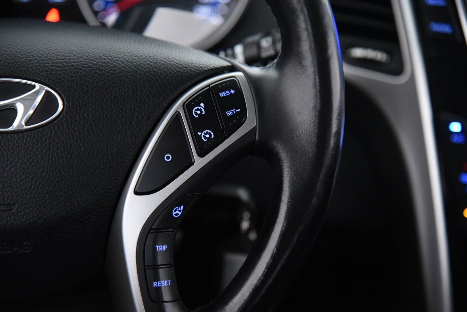 Hyundai i30 5d 2014 1,6 GDI 6AT Comfort Plus * Koukku / Vakkari / Lohkolämmitin / Ratinlämmitin * - 2-Om Suomi-auto / Siisti huoltohistoria & hiljattain huollettu / 2x vanteet hyvillä renkailla - HULLUT AVAJAISHULINAT KORKOTARJOUS 3,29 %