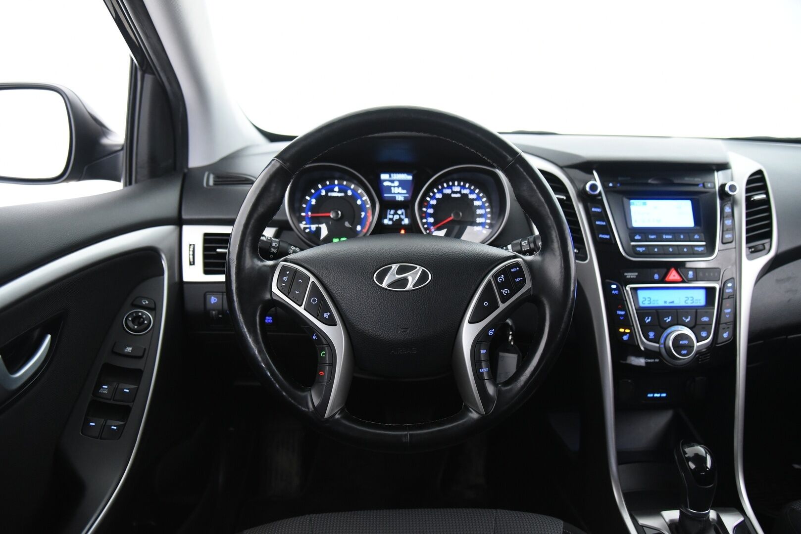 Hyundai i30 5d 2014 1,6 GDI 6AT Comfort Plus * Koukku / Vakkari / Lohkolämmitin / Ratinlämmitin * - 2-Om Suomi-auto / Siisti huoltohistoria & hiljattain huollettu / 2x vanteet hyvillä renkailla - HULLUT AVAJAISHULINAT KORKOTARJOUS 3,29 %