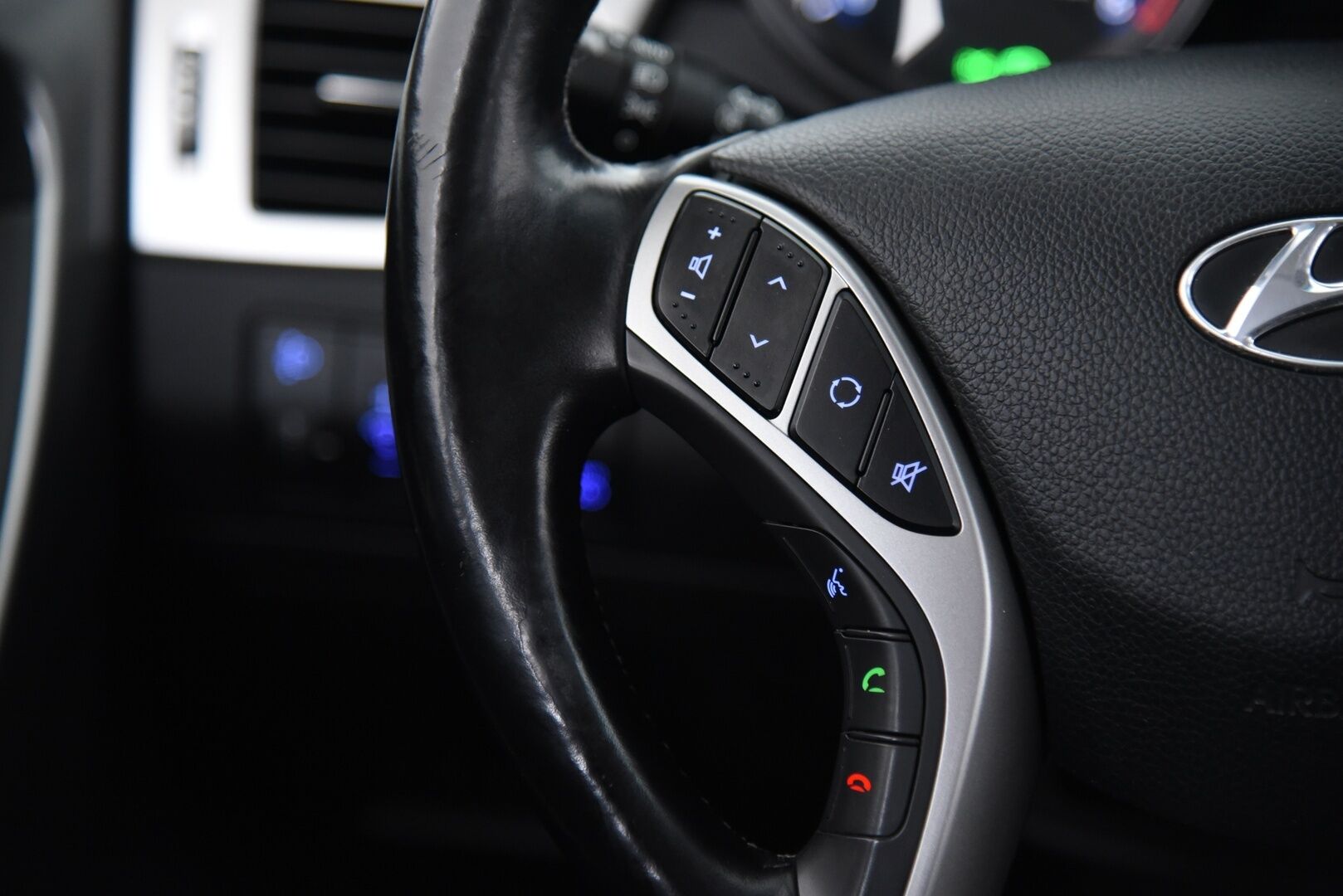 Hyundai i30 5d 2014 1,6 GDI 6AT Comfort Plus / Koukku / Vakkari / Lohkolämmitin / Ratinlämmitin - 2-Om Suomi-auto / Siisti huoltohistoria & hiljattain huollettu / 2x vanteet hyvillä renkailla! 