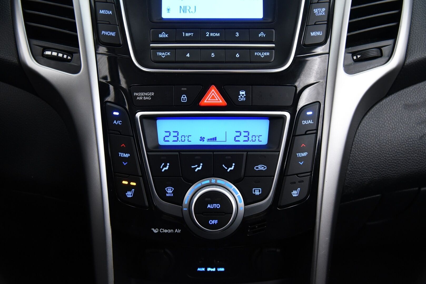 Hyundai i30 5d 2014 1,6 GDI 6AT Comfort Plus / Koukku / Vakkari / Lohkolämmitin / Ratinlämmitin - 2-Om Suomi-auto / Siisti huoltohistoria & hiljattain huollettu / 2x vanteet hyvillä renkailla! 