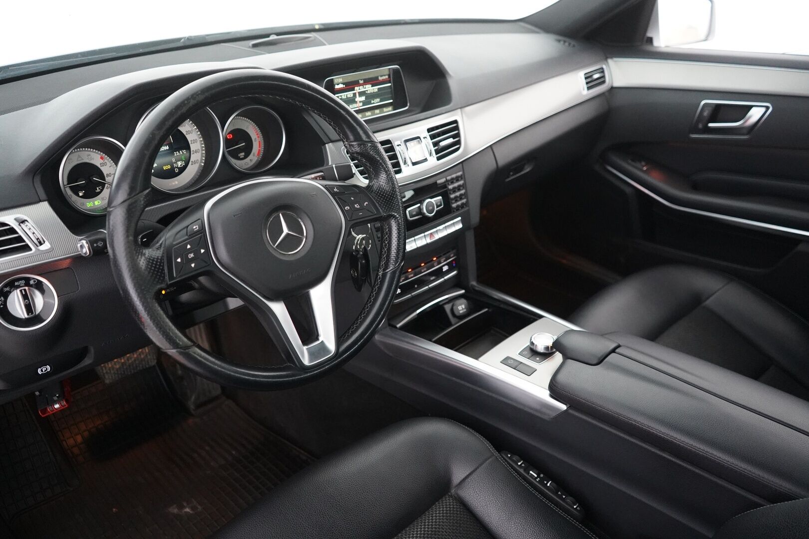 Mercedes-Benz E 2014 220 CDI BE A Premium Business - Ortopedi | Webasto | Tutkat | Puolinahat | Kahdet renkaat alumiinivantein | Säntillinen huoltokirja | Viimeisin huolto 331tkm | Suomi-auto