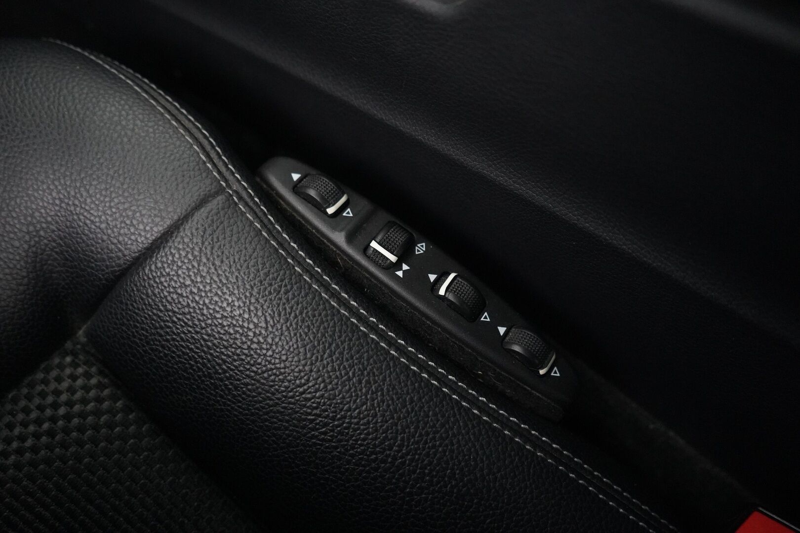 Mercedes-Benz E 2014 220 CDI BE A Premium Business - Ortopedi | Webasto | Tutkat | Puolinahat | Kahdet renkaat alumiinivantein | Säntillinen huoltokirja | Viimeisin huolto 331tkm | Suomi-auto