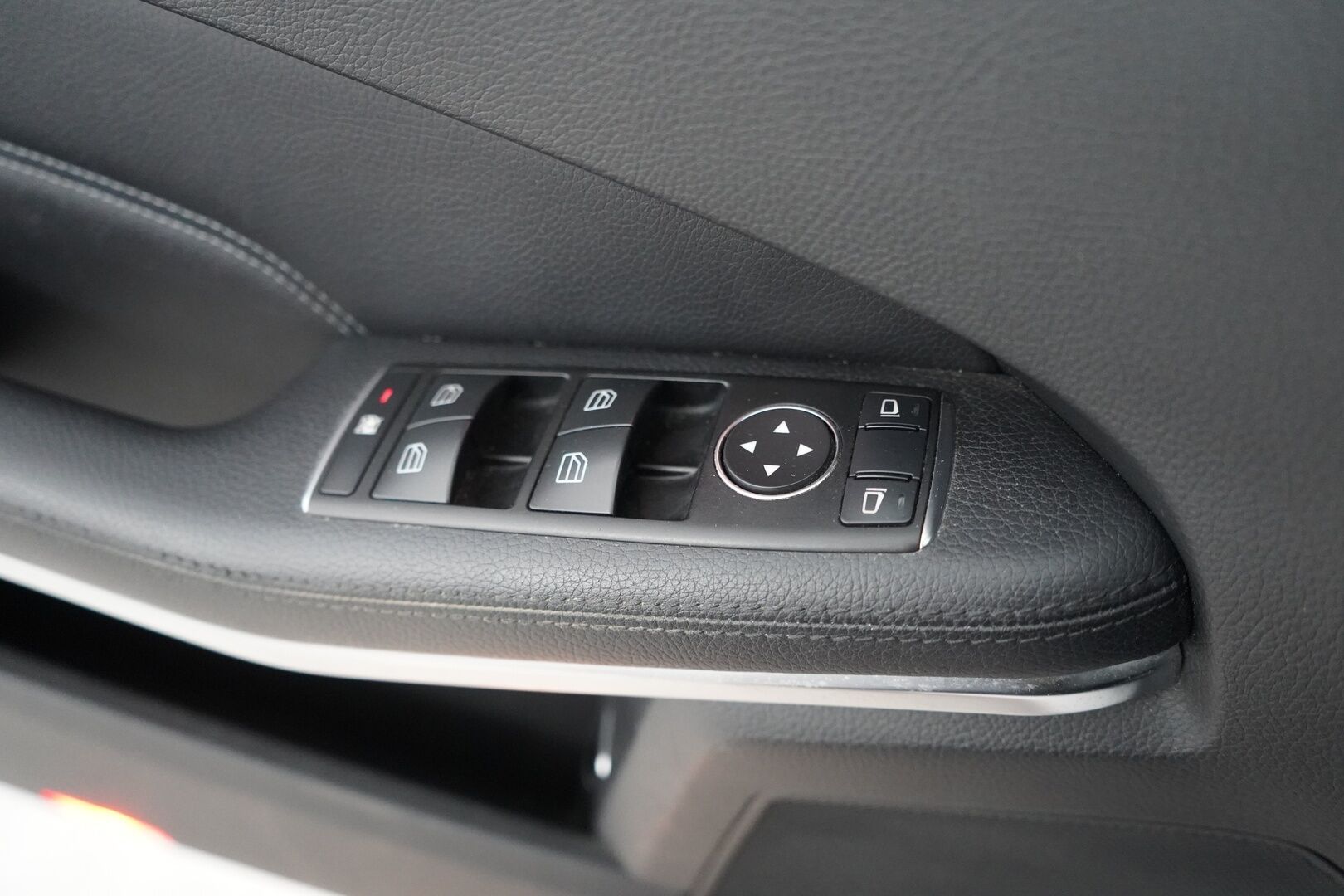 Mercedes-Benz E 2014 220 CDI BE A Premium Business - Ortopedi | Webasto | Tutkat | Puolinahat | Kahdet renkaat alumiinivantein | Säntillinen huoltokirja | Viimeisin huolto 331tkm | Suomi-auto