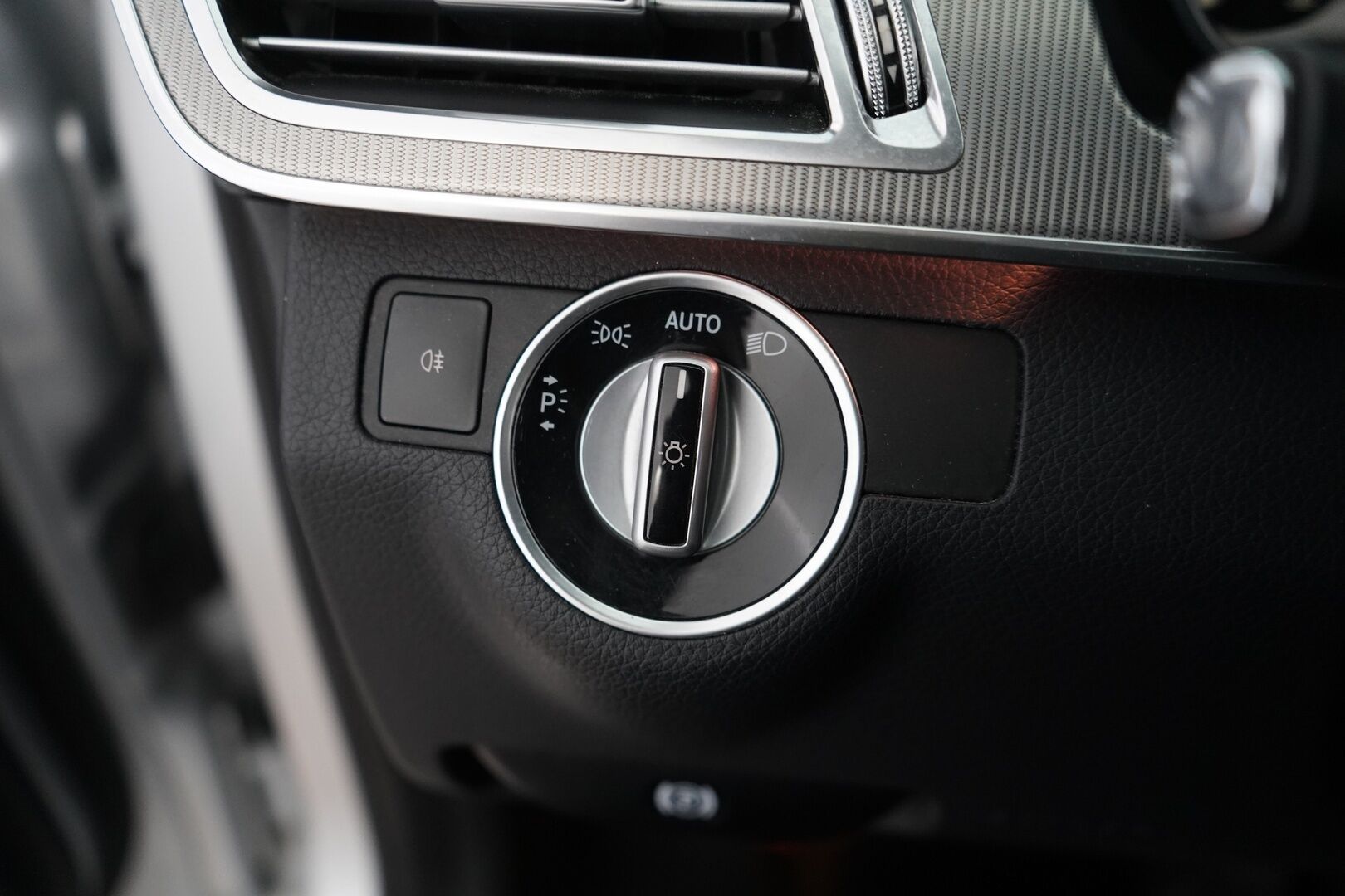 Mercedes-Benz E 2014 220 CDI BE A Premium Business - Ortopedi | Webasto | Tutkat | Puolinahat | Kahdet renkaat alumiinivantein | Säntillinen huoltokirja | Viimeisin huolto 331tkm | Suomi-auto