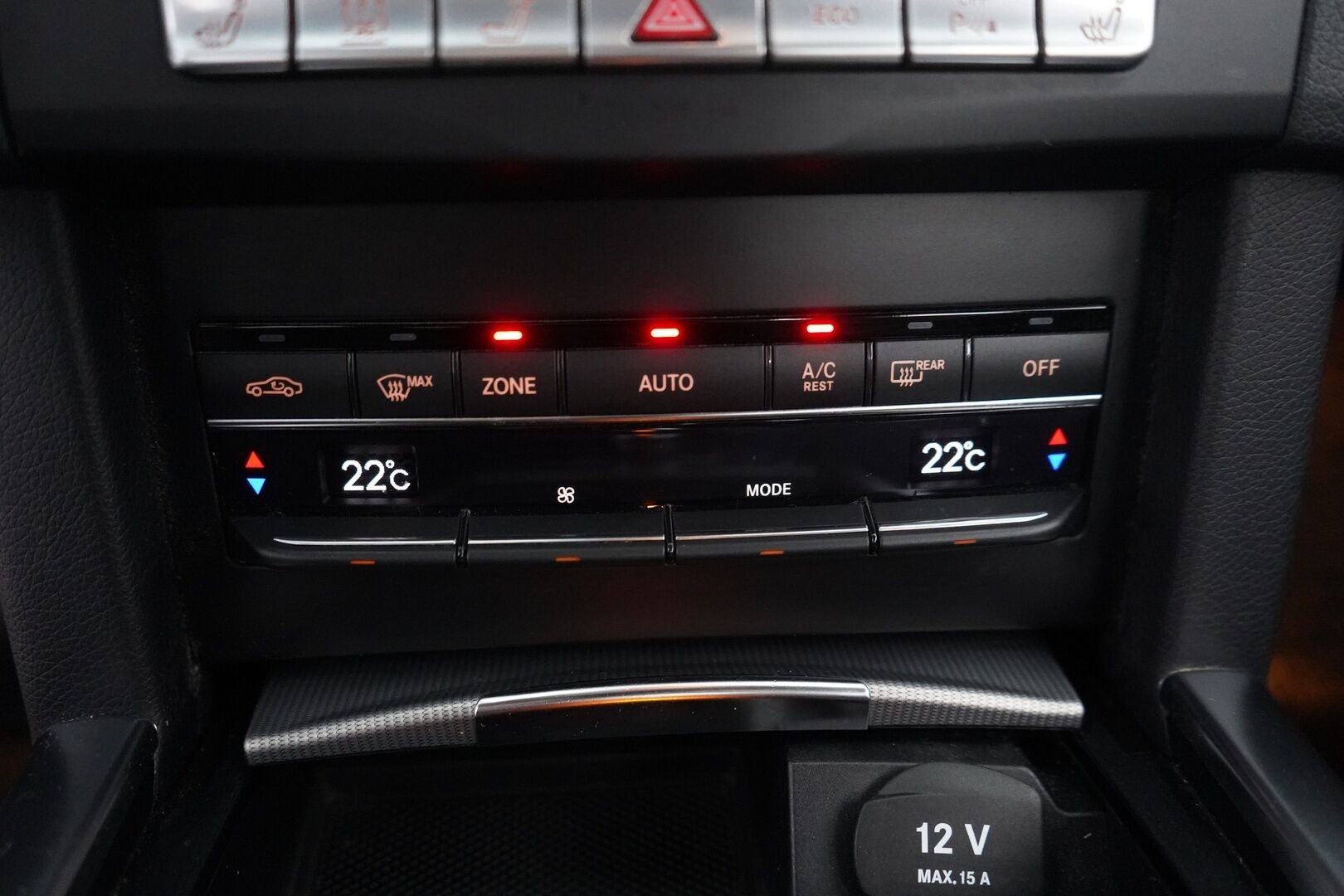Mercedes-Benz E 2014 220 CDI BE A Premium Business - Ortopedi | Webasto | Tutkat | Puolinahat | Kahdet renkaat alumiinivantein | Säntillinen huoltokirja | Viimeisin huolto 331tkm | Suomi-auto