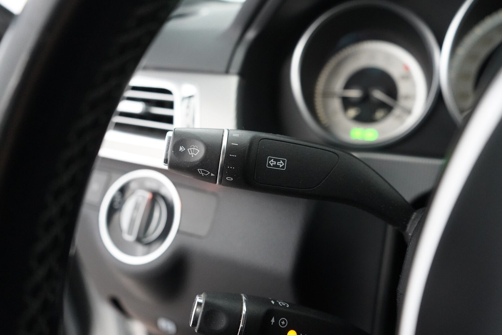 Mercedes-Benz E 2014 220 CDI BE A Premium Business - Ortopedi | Webasto | Tutkat | Puolinahat | Kahdet renkaat alumiinivantein | Säntillinen huoltokirja | Viimeisin huolto 331tkm | Suomi-auto