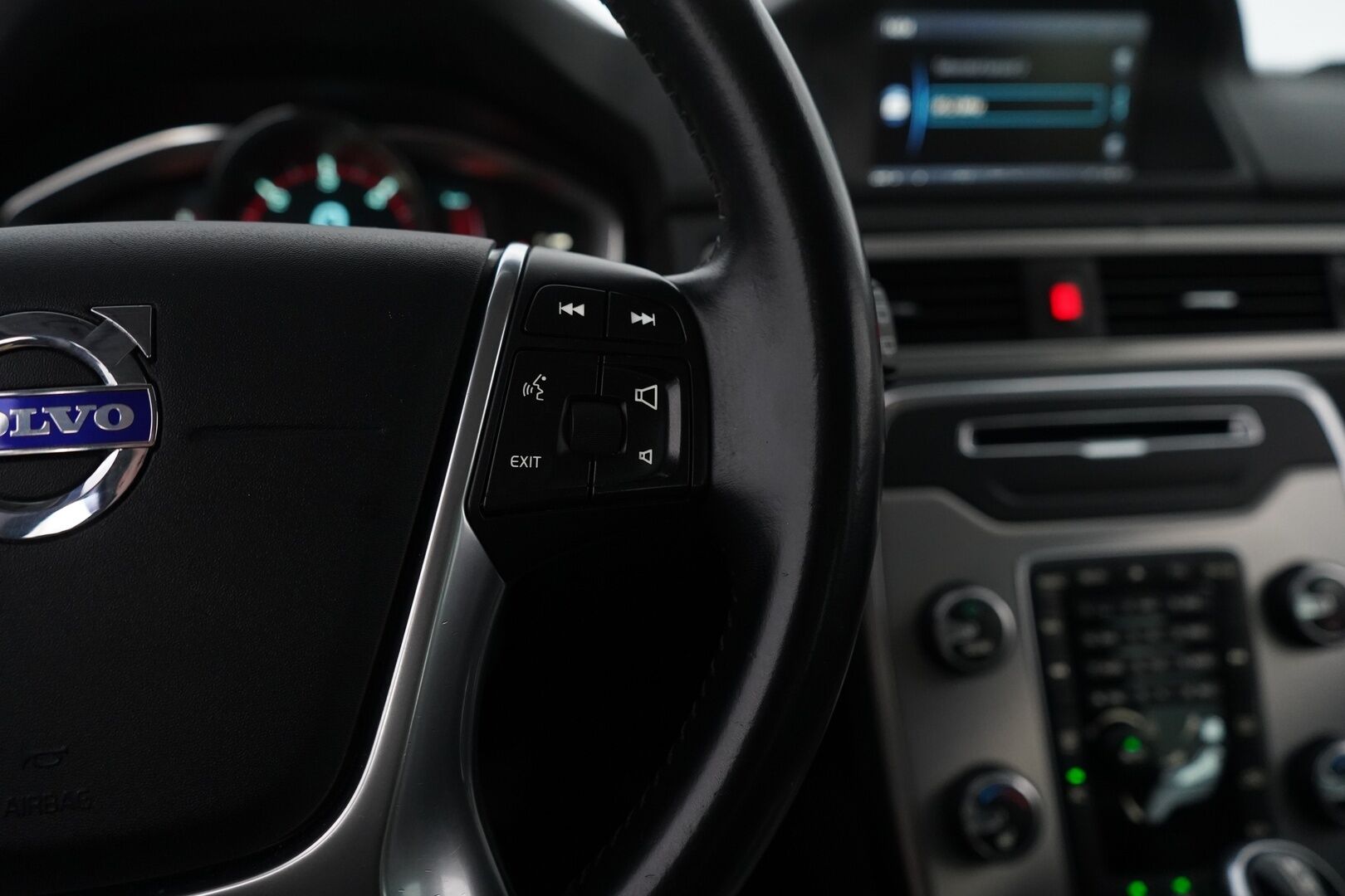 Volvo V70 2013 D4 Summum aut * ACC / Nahat / VOC / Vetokoukku / Keyless * - Suomi-auto / Kahdet renkaat alumiinivantein / Viimeisin huolto 1/25