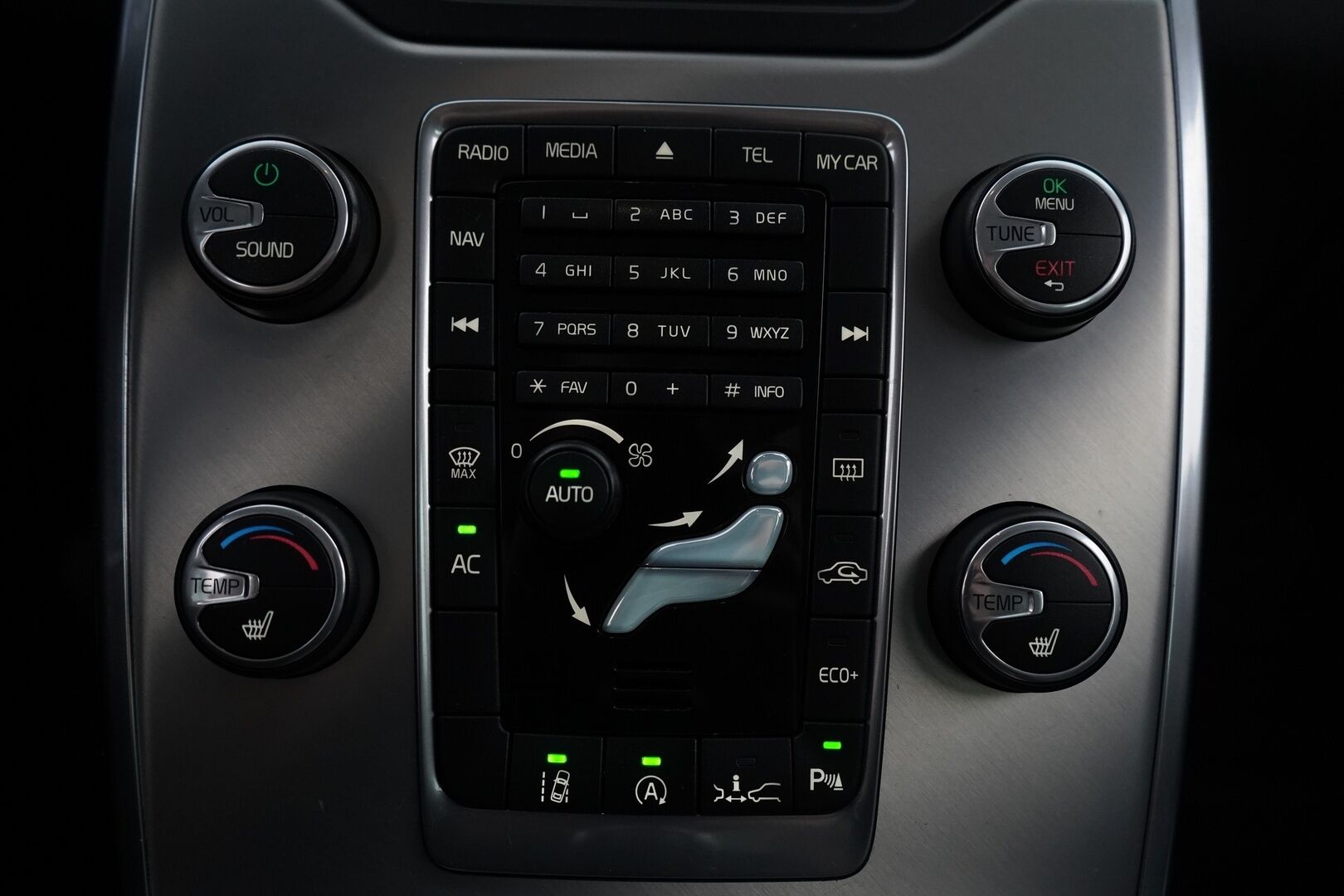 Volvo V70 2013 D4 Summum aut * ACC / Nahat / VOC / Vetokoukku / Keyless * - Suomi-auto / Kahdet renkaat alumiinivantein / Viimeisin huolto 1/25