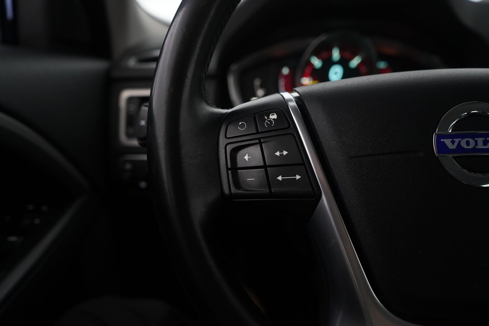 Volvo V70 2013 D4 Summum aut * ACC / Nahat / VOC / Vetokoukku / Keyless * - Suomi-auto / Kahdet renkaat alumiinivantein / Viimeisin huolto 1/25