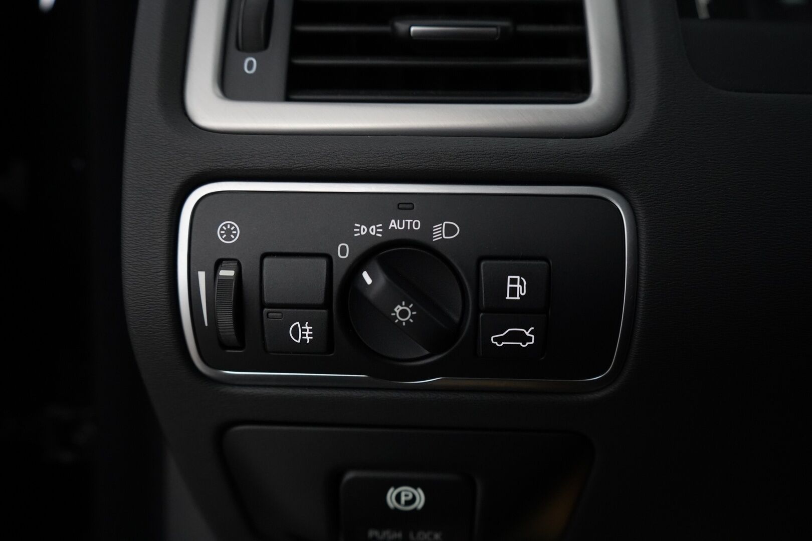 Volvo V70 2013 D4 Summum aut * ACC / Nahat / VOC / Vetokoukku / Keyless * - Suomi-auto / Kahdet renkaat alumiinivantein / Viimeisin huolto 1/25