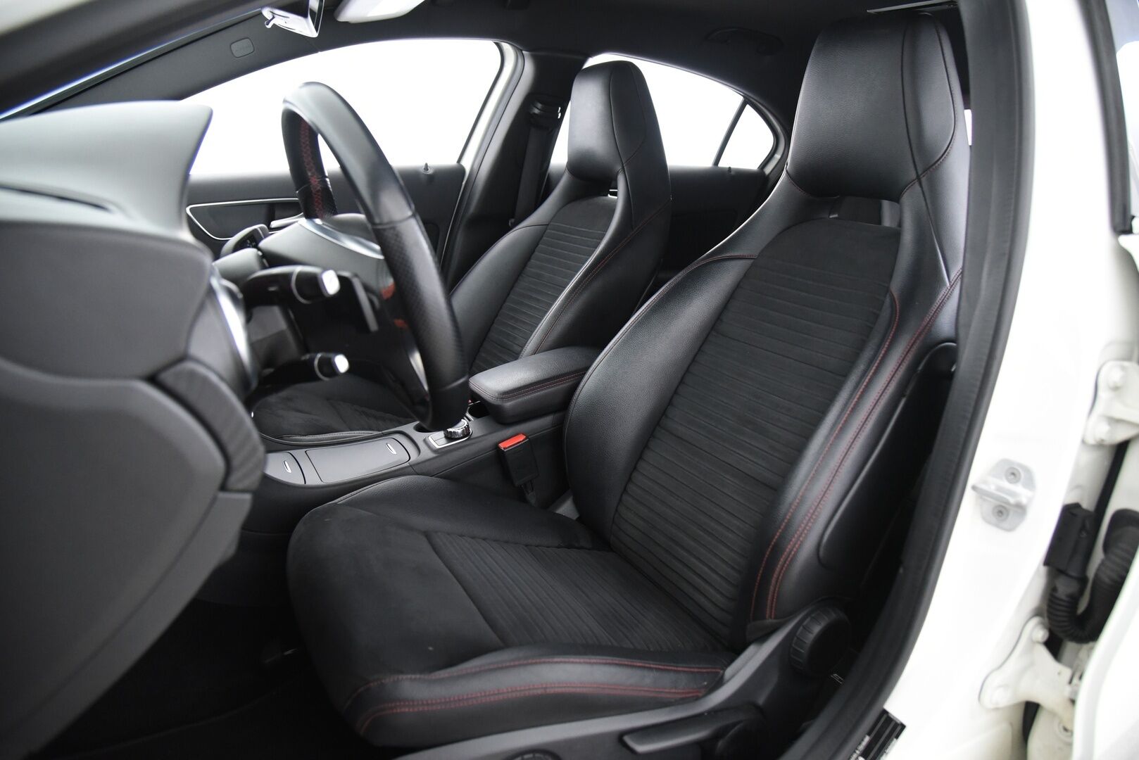 Mercedes-Benz A 2013 180 CDI BE A AMG * Nahka-alcantara / Navigointi / Urheilullinen alusta / Vakkari / Bluetooth * - AMG ulko- ja sisäpaketti - HULLUT AVAJAISHULINAT KORKOTARJOUS 3,29 %