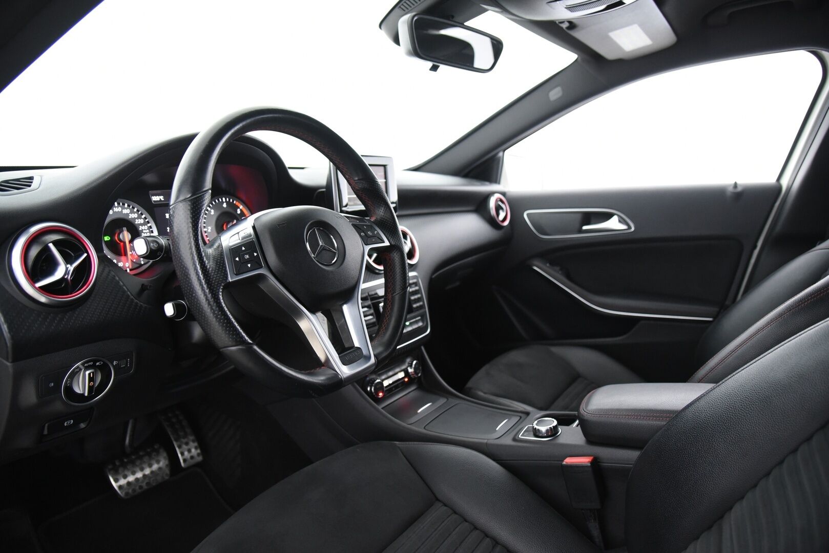 Mercedes-Benz A 2013 180 CDI BE A AMG * Nahka-alcantara / Navigointi / Urheilullinen alusta / Vakkari / Bluetooth * - AMG ulko- ja sisäpaketti - HULLUT AVAJAISHULINAT KORKOTARJOUS 3,29 %