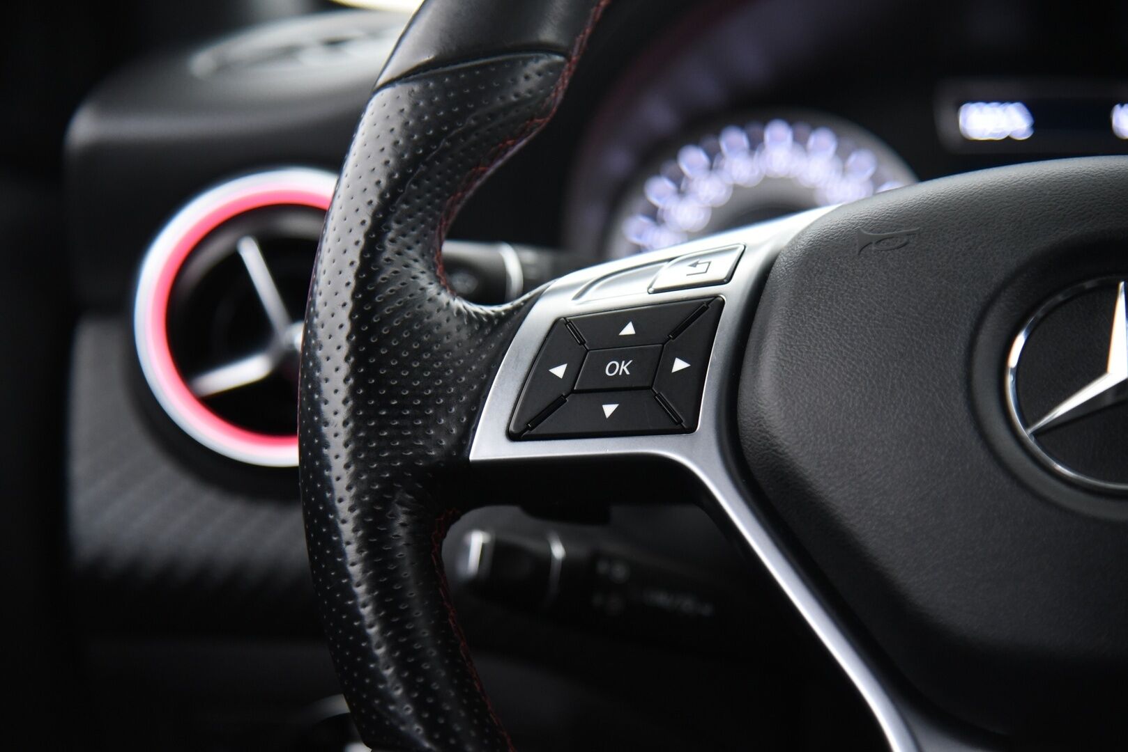 Mercedes-Benz A 2013 180 CDI BE A AMG * Nahka-alcantara / Navigointi / Urheilullinen alusta / Vakkari / Bluetooth * - AMG ulko- ja sisäpaketti - HULLUT AVAJAISHULINAT KORKOTARJOUS 3,29 %