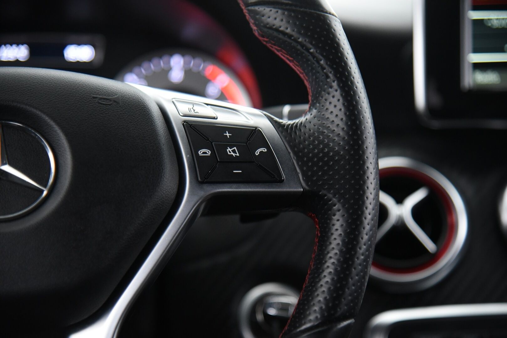 Mercedes-Benz A 2013 180 CDI BE A AMG * Nahka-alcantara / Navigointi / Urheilullinen alusta / Vakkari / Bluetooth * - AMG ulko- ja sisäpaketti - HULLUT AVAJAISHULINAT KORKOTARJOUS 3,29 %