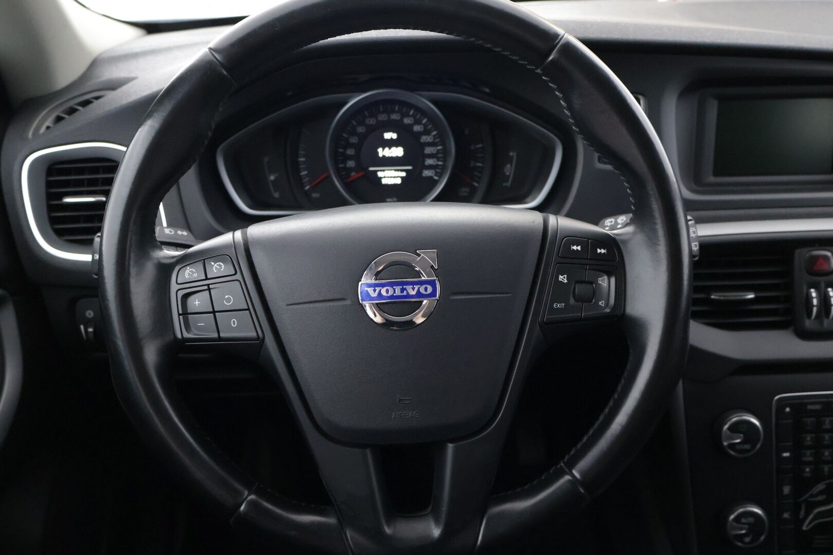 Volvo V40 2014 D2 Business - | Webasto | Suomi-auto | Vakkari | Xenon | Bluetooth | Kahdet hyvät renkaat vanteilla | 