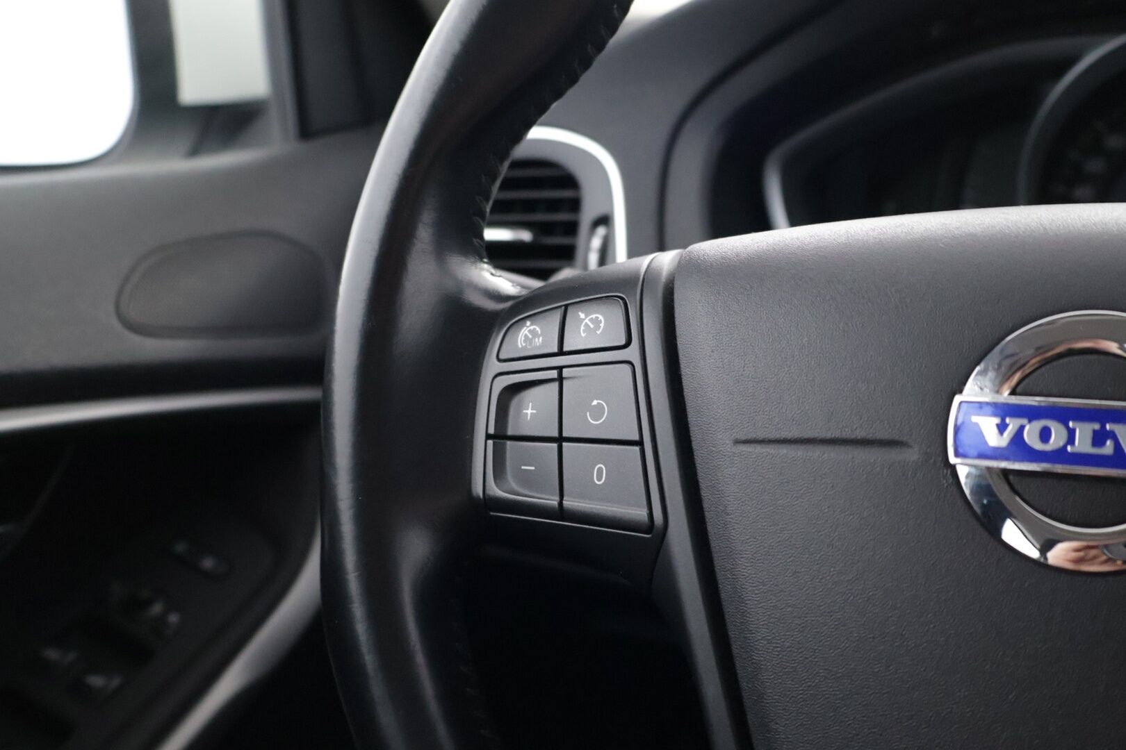 Volvo V40 2014 D2 Business - | Webasto | Suomi-auto | Vakkari | Xenon | Bluetooth | Kahdet hyvät renkaat vanteilla | 