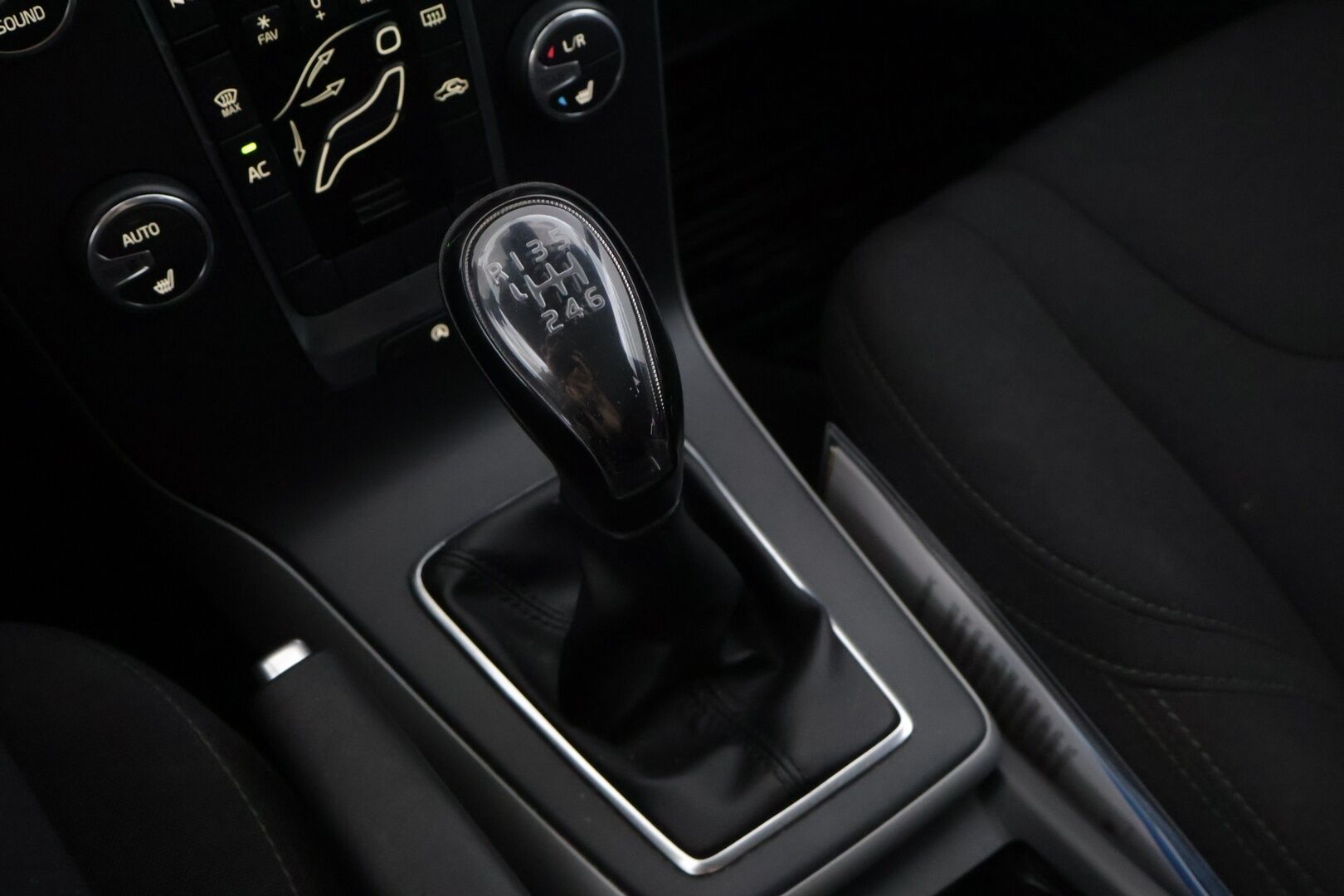 Volvo V40 2014 D2 Business - | Webasto | Suomi-auto | Vakkari | Xenon | Bluetooth | Kahdet hyvät renkaat vanteilla | 