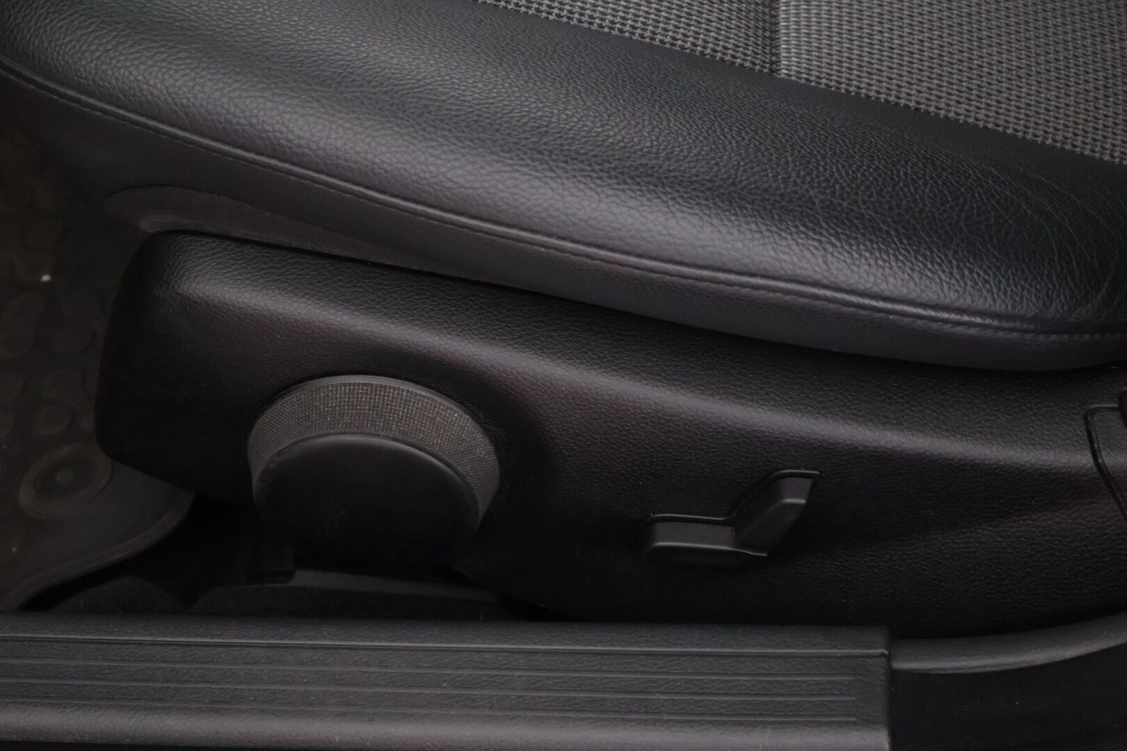 Mercedes-Benz C 2011 180 CGI BE T A Avantgarde - Vakkari / Sähköpenkit / Nahka-alcantara / Lohkolämmitin / Huippusiisti 