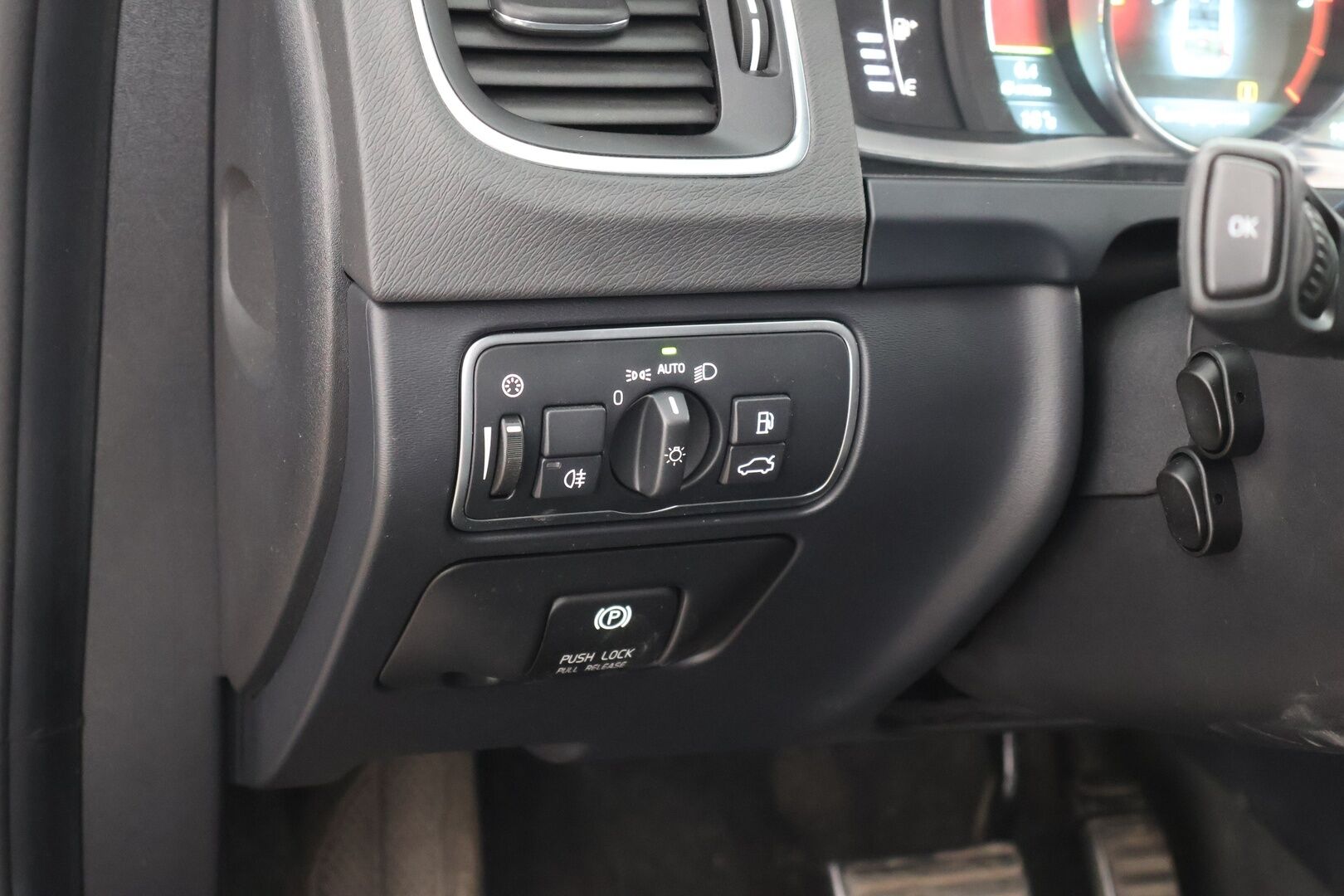 Volvo V60 2014 D4 Business Summum aut - Suomi-Auto | Webasto | Digimittaristo | Muistipenkki | Nahkasisusta | VOC | Vetokoukku | BLIS