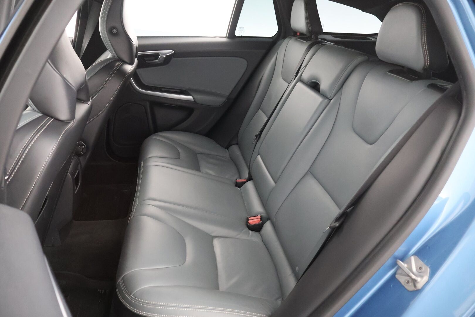 Volvo V60 2014 D4 Business Summum aut - Suomi-Auto | Webasto | Digimittaristo | Muistipenkki | Nahkasisusta | VOC | Vetokoukku | BLIS
