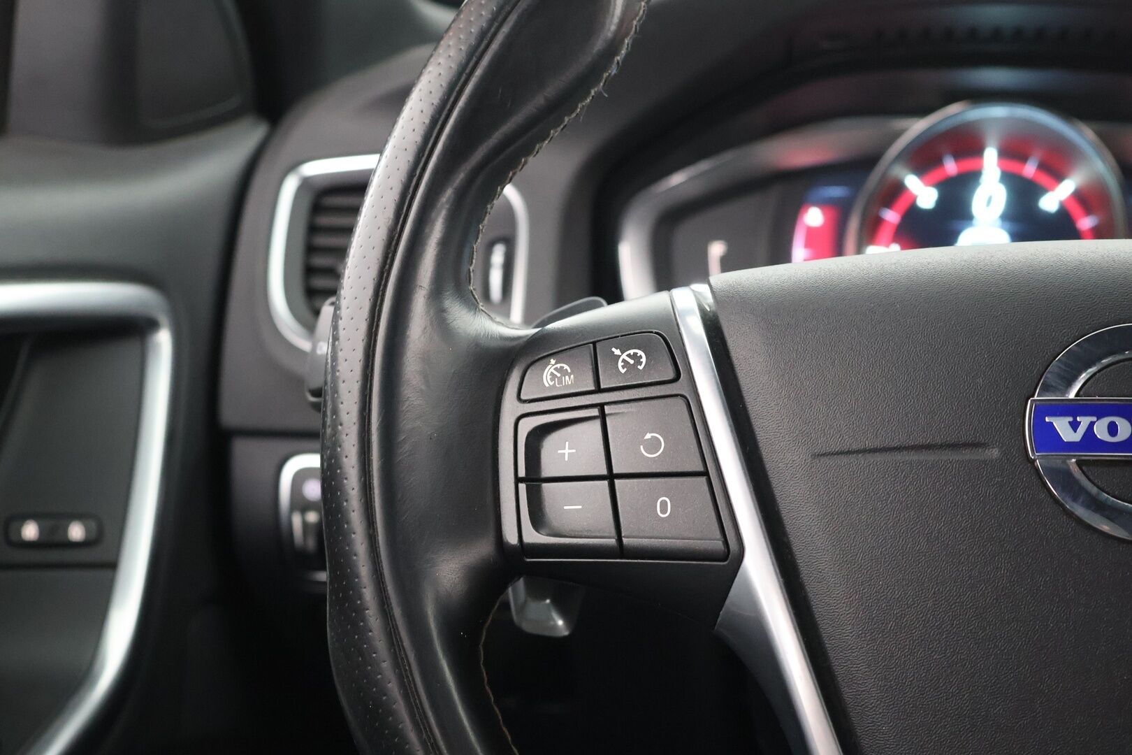 Volvo V60 2014 D4 Business Summum aut - Suomi-Auto | Webasto | Digimittaristo | Muistipenkki | Nahkasisusta | VOC | Vetokoukku | BLIS