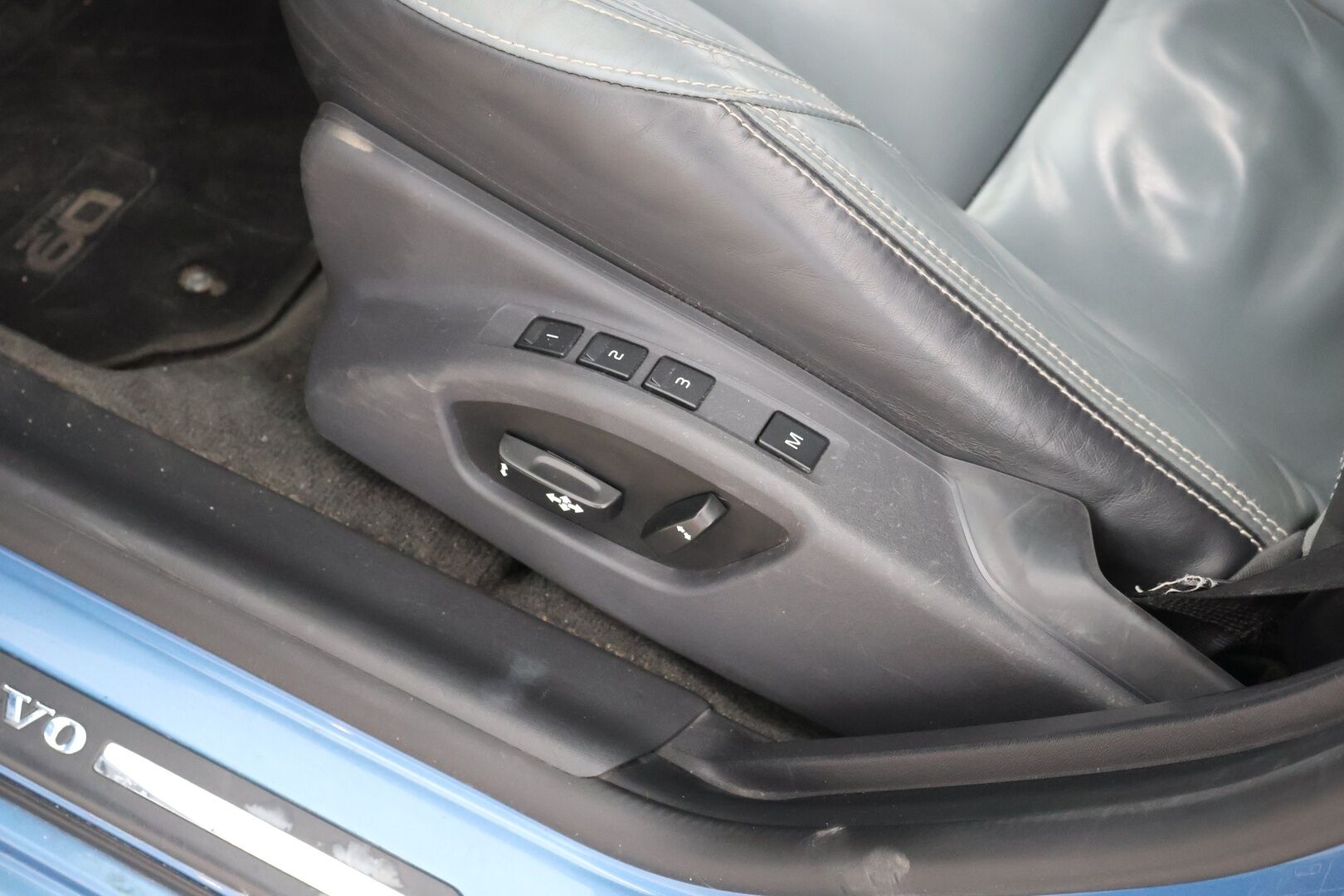 Volvo V60 2014 D4 Business Summum aut - Suomi-Auto | Webasto | Digimittaristo | Muistipenkki | Nahkasisusta | VOC | Vetokoukku | BLIS