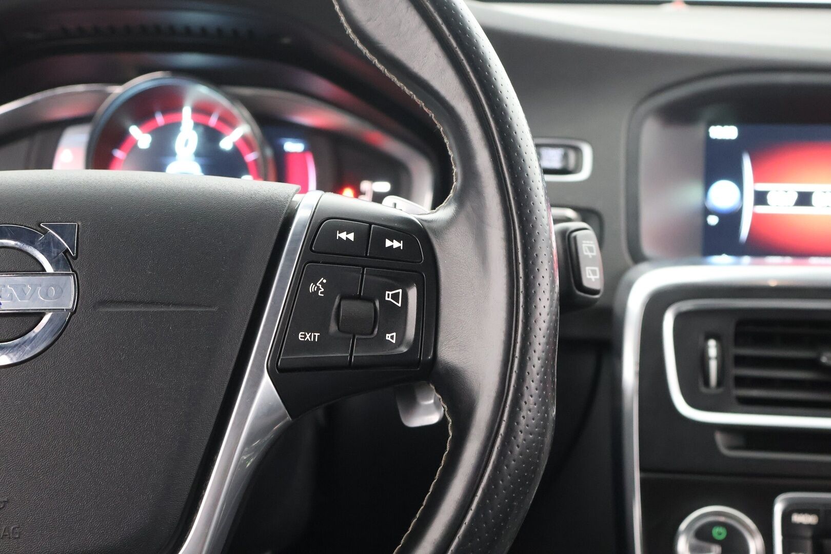 Volvo V60 2014 D4 Business Summum aut - Suomi-Auto | Webasto | Digimittaristo | Muistipenkki | Nahkasisusta | VOC | Vetokoukku | BLIS
