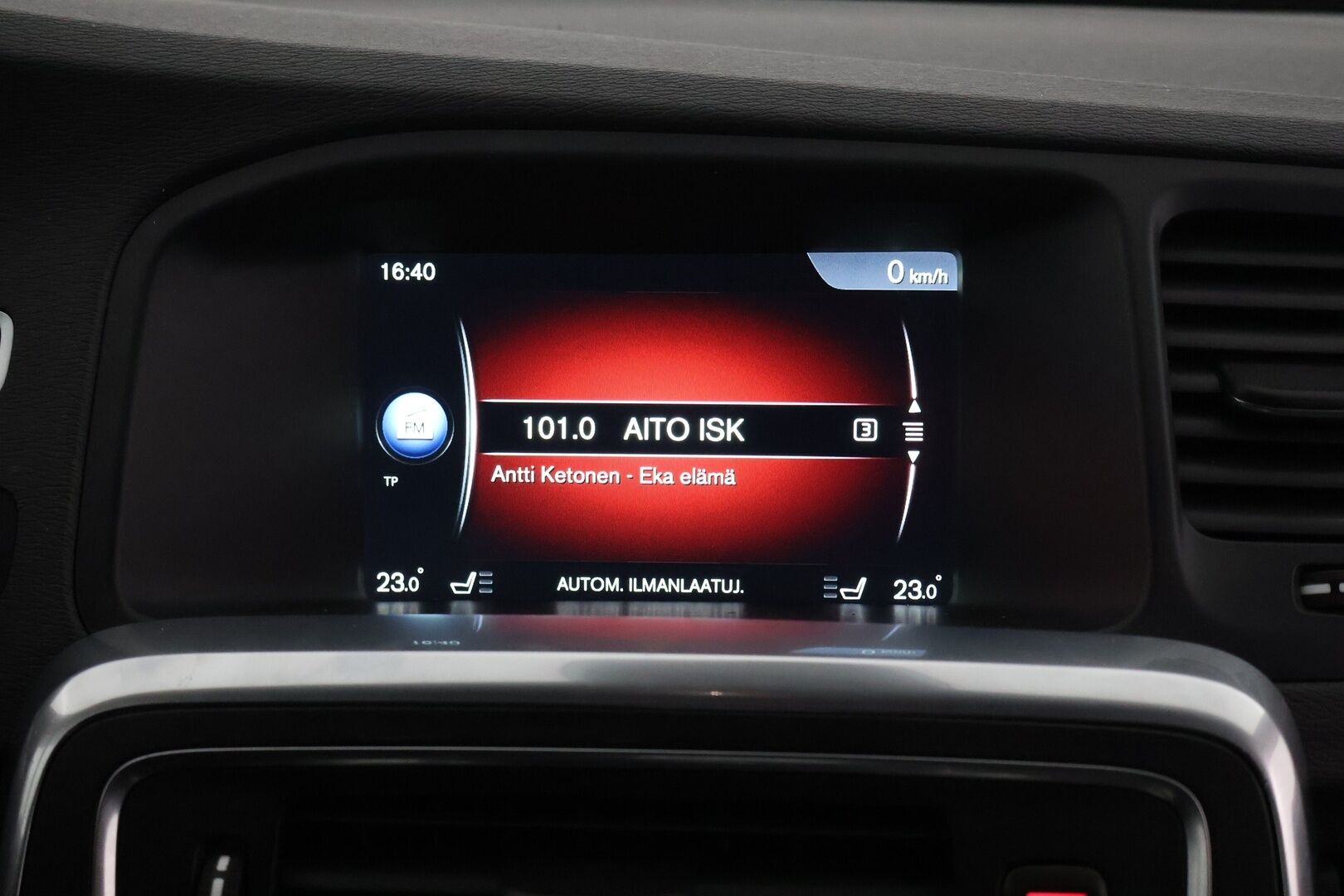 Volvo V60 2014 D4 Business Summum aut - Suomi-Auto | Webasto | Digimittaristo | Muistipenkki | Nahkasisusta | VOC | Vetokoukku | BLIS