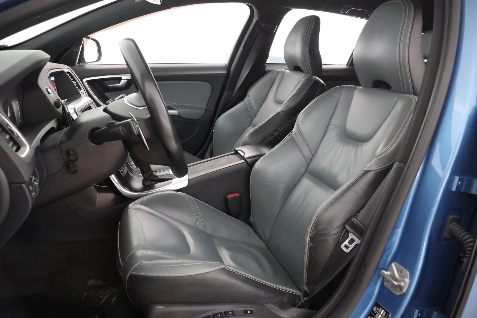 Volvo V60 2014 D4 Business Summum aut - Suomi-Auto | Webasto | Digimittaristo | Muistipenkki | Nahkasisusta | VOC | Vetokoukku | BLIS