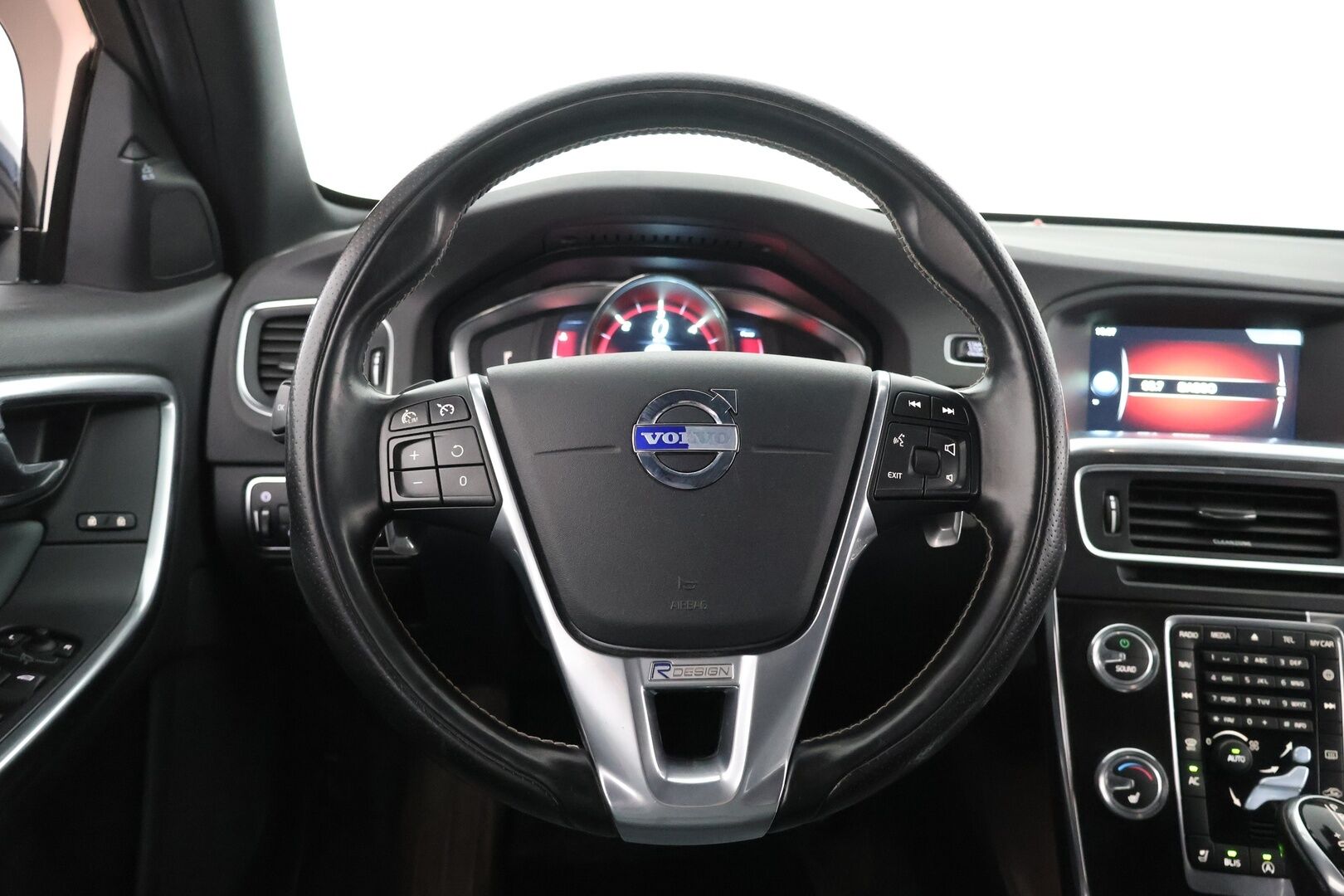 Volvo V60 2014 D4 Business Summum aut - Suomi-Auto | Webasto | Digimittaristo | Muistipenkki | Nahkasisusta | VOC | Vetokoukku | BLIS