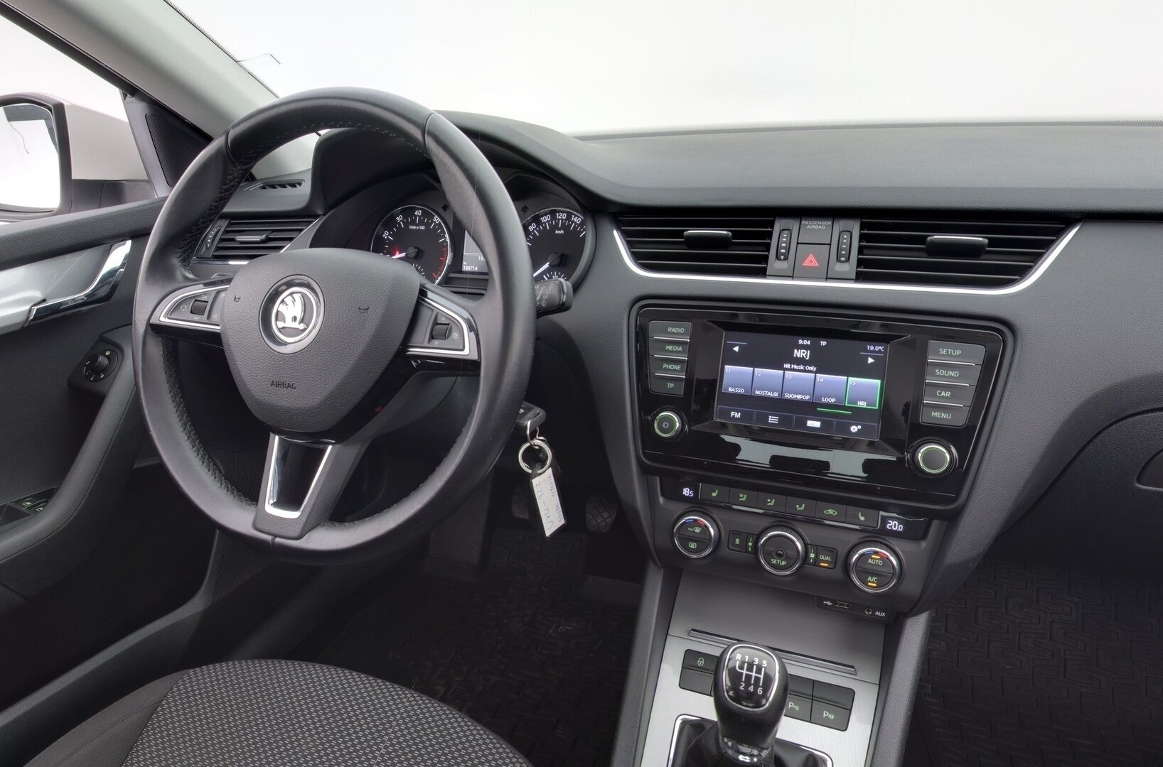 Skoda Octavia 2014 1,2 TSI Ambition *Iso näyttö / Webasto / Tutkat / Kahdet hyvät renkaat*