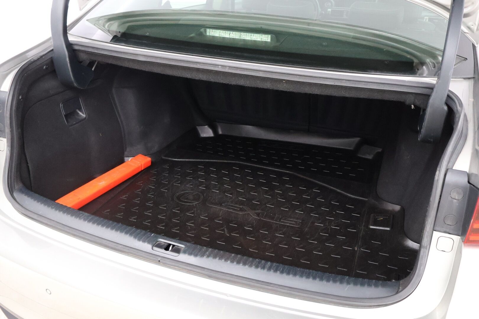 Lexus IS 2015 300h Executive - Suomiauto / Gracenote Audio / Merkkihuollot / Vetokoukku / Ratinlämmitys / Bi-Xenon / KeylessGo!