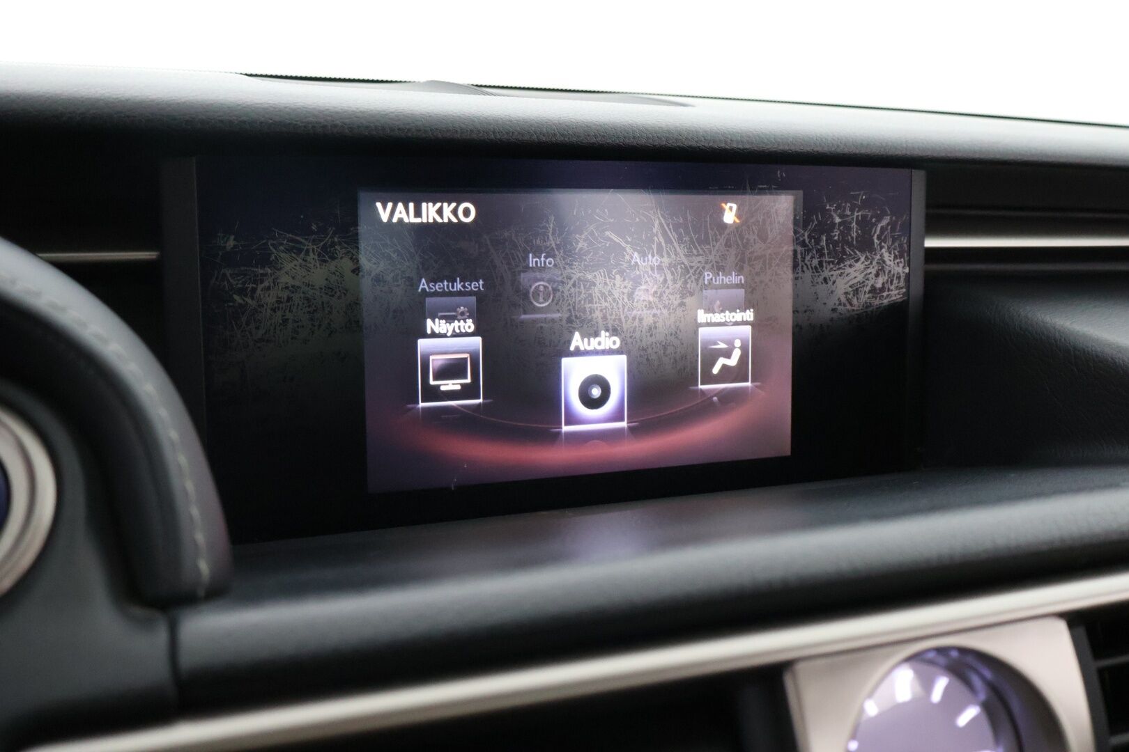 Lexus IS 2015 300h Executive - Suomiauto / Gracenote Audio / Merkkihuollot / Vetokoukku / Ratinlämmitys / Bi-Xenon / KeylessGo!