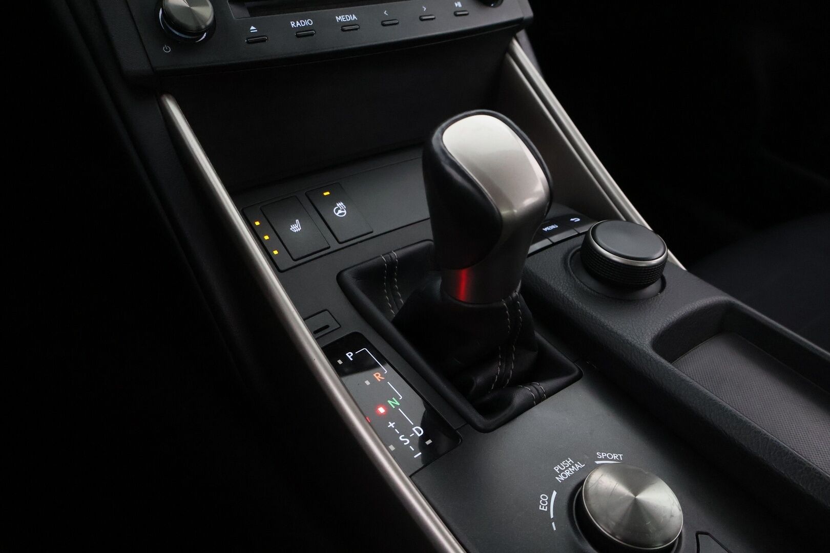 Lexus IS 2015 300h Executive - Suomiauto / Gracenote Audio / Merkkihuollot / Vetokoukku / Ratinlämmitys / Bi-Xenon / KeylessGo!