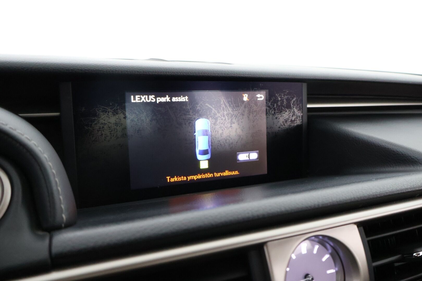 Lexus IS 2015 300h Executive - Suomiauto / Gracenote Audio / Merkkihuollot / Vetokoukku / Ratinlämmitys / Bi-Xenon / KeylessGo!