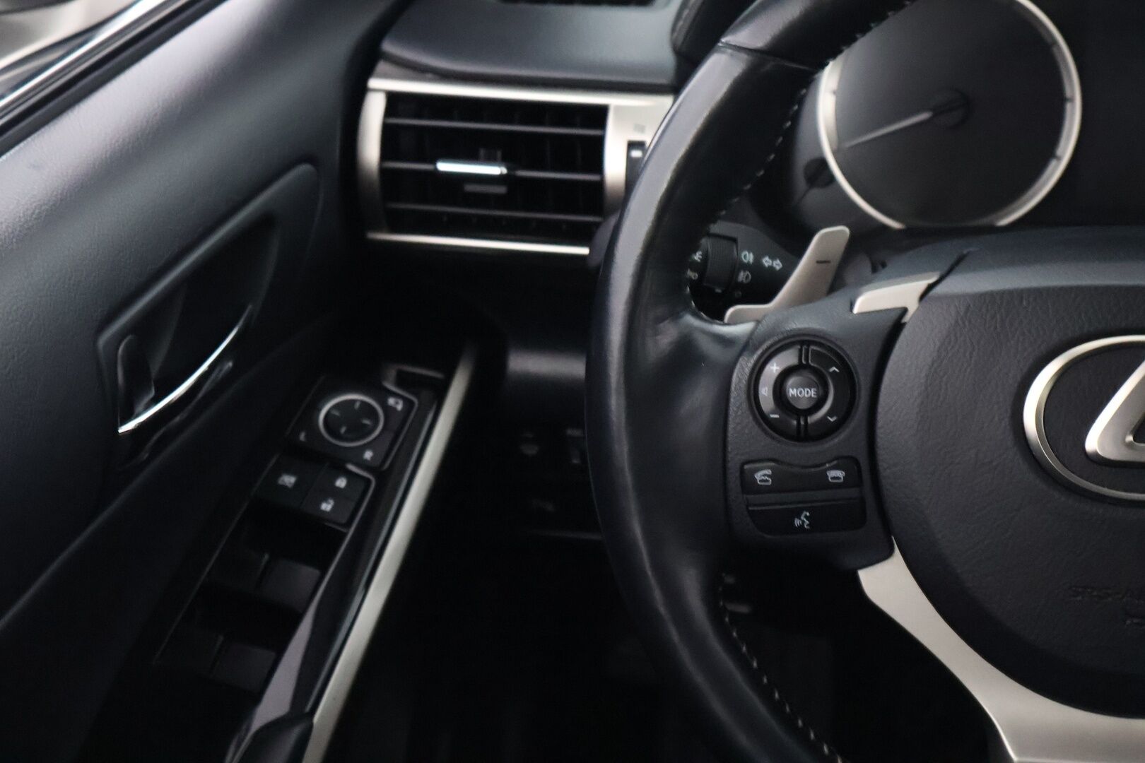 Lexus IS 2015 300h Executive - Suomiauto / Gracenote Audio / Merkkihuollot / Vetokoukku / Ratinlämmitys / Bi-Xenon / KeylessGo!