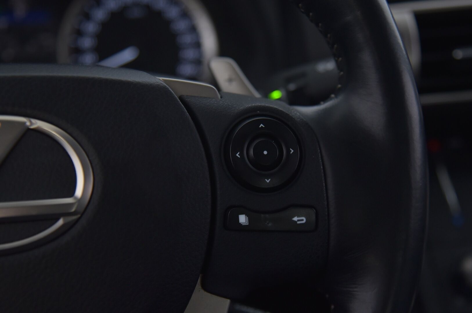 Lexus IS 2015 300h Executive - *Keyless / Koukku / Tutkat  / Merkkihuollot / Gracenote audio / Lohko+sisä*