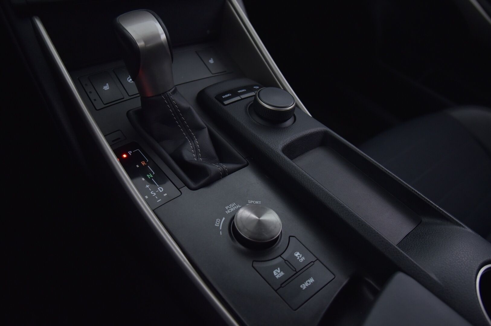 Lexus IS 2015 300h Executive - *Keyless / Koukku / Tutkat  / Merkkihuollot / Gracenote audio / Lohko+sisä*