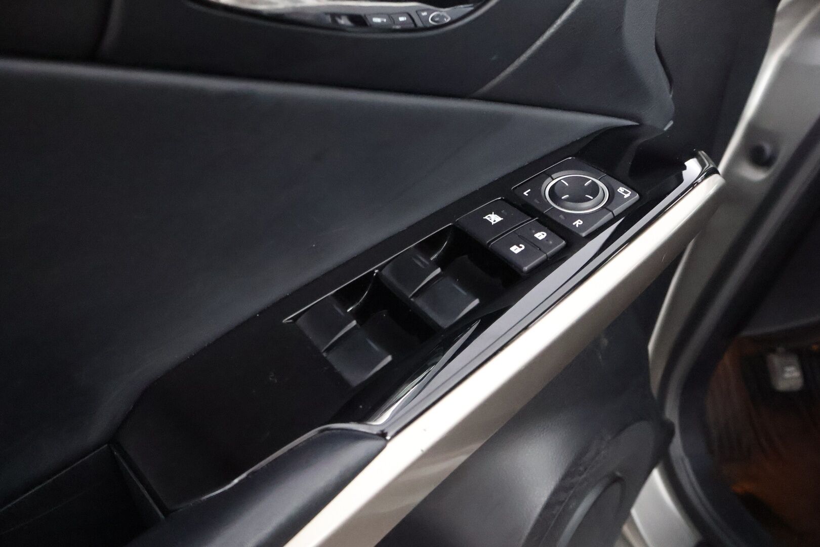 Lexus IS 2015 300h Executive - Suomiauto / Gracenote Audio / Merkkihuollot / Vetokoukku / Ratinlämmitys / Bi-Xenon / KeylessGo!
