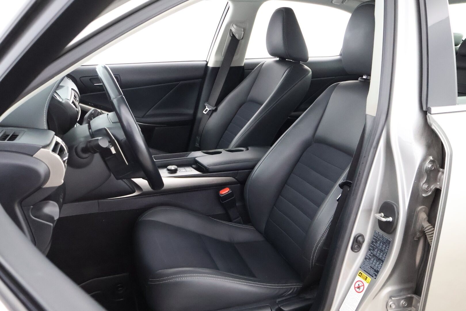 Lexus IS 2015 300h Executive - Suomiauto / Gracenote Audio / Merkkihuollot / Vetokoukku / Ratinlämmitys / Bi-Xenon / KeylessGo!
