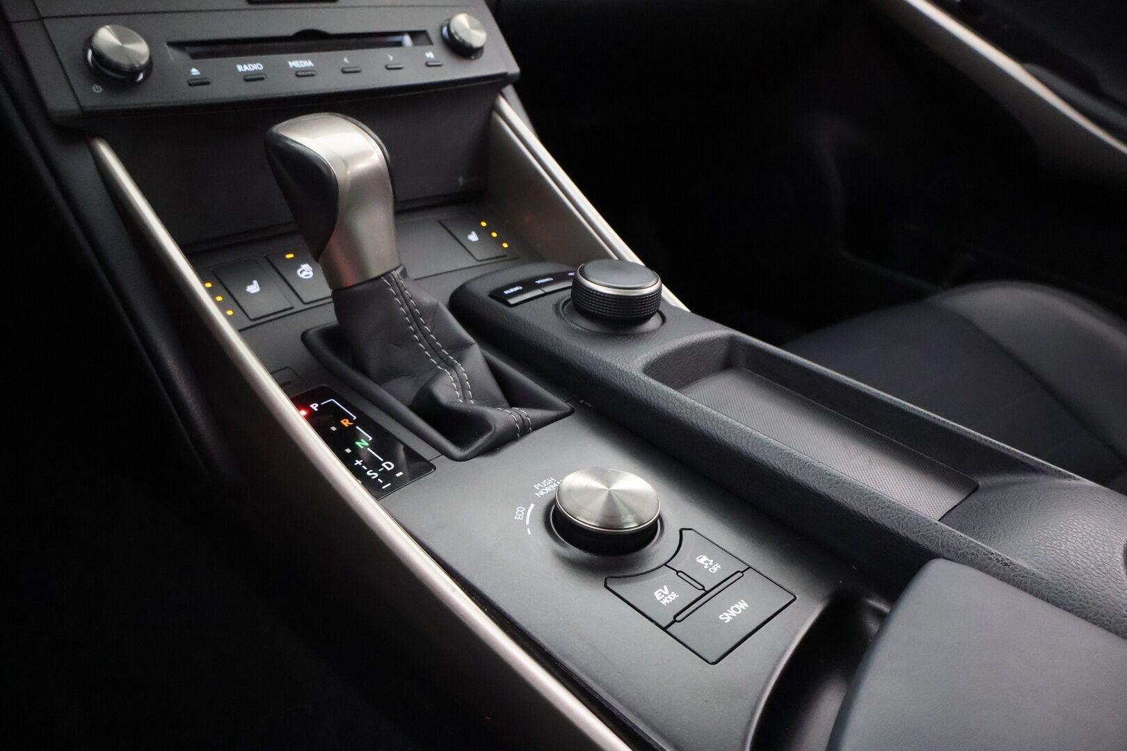 Lexus IS 2015 300h Executive - Suomiauto / Gracenote Audio / Merkkihuollot / Vetokoukku / Ratinlämmitys / Bi-Xenon / KeylessGo!