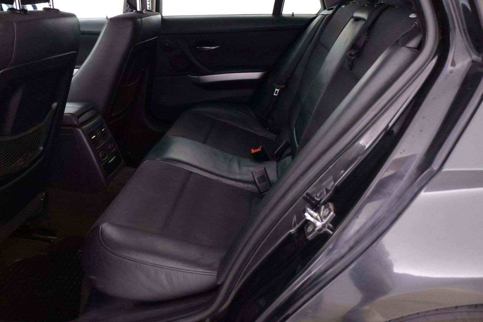 BMW 320D 2006 - YritysOutlet - Myydään vain yrityksille - | Koukku alletaittuva | Premium Audio | Prof.Nav | Urheiluistuimet | Lohko | 8kk leimaa |